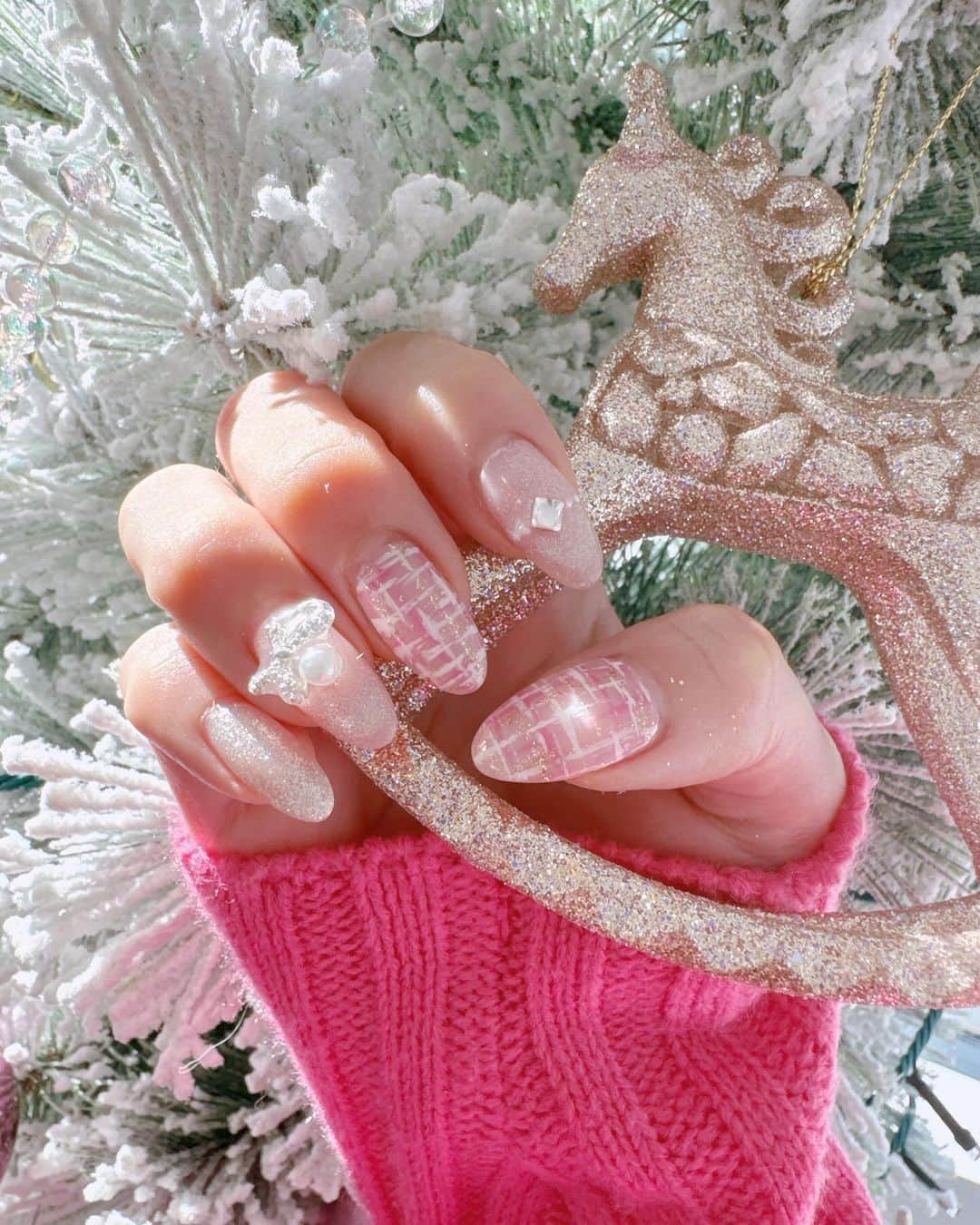 桜木ひなさんのインスタグラム写真 - (桜木ひなInstagram)「♡ネイル♡ ツイードネイル大好き💅💕 ネイルが可愛いと眺めるだけで毎日元気がでる🥺✨ ・ もう何年お世話になってるかな❓ 最高の担当さんです💅💕 @roa.lima  ・ ・ #冬ネイル#ピンクネイル#ツイードネイル#マグネットネイル#ネイル#静岡ネイル#ツインテール」12月3日 8時51分 - hina_sakuragi