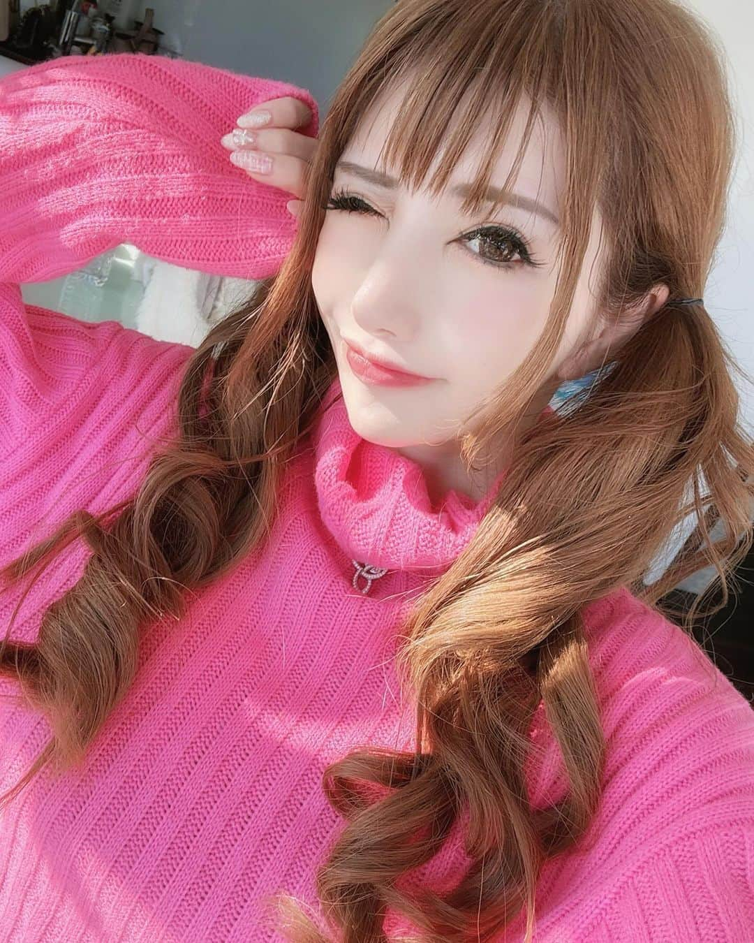 桜木ひなのインスタグラム：「♡ネイル♡ ツイードネイル大好き💅💕 ネイルが可愛いと眺めるだけで毎日元気がでる🥺✨ ・ もう何年お世話になってるかな❓ 最高の担当さんです💅💕 @roa.lima  ・ ・ #冬ネイル#ピンクネイル#ツイードネイル#マグネットネイル#ネイル#静岡ネイル#ツインテール」