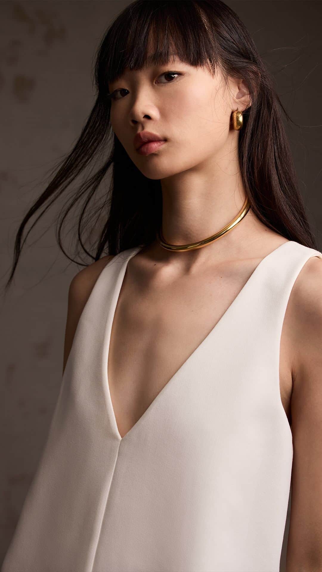 Banana Republic のインスタグラム：「Minimalist occasion styles, crafted for maximum impact. Link in bio to discover the Holiday Occasion Shop. #TheBRLook」