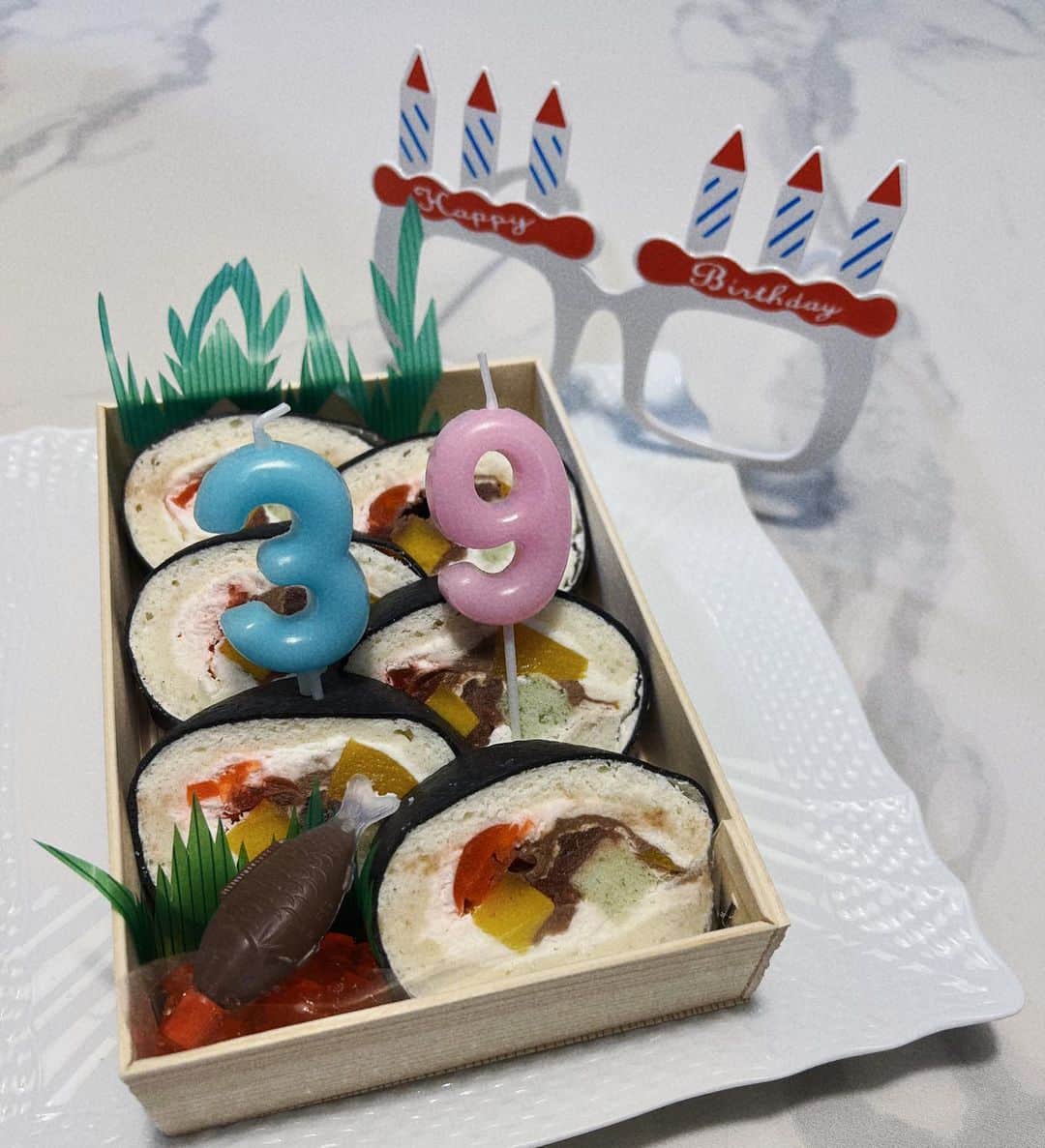 Risako Yamamotoさんのインスタグラム写真 - (Risako YamamotoInstagram)「主人のお誕生日🎂 息子と2人で海老のお寿司になってお祝いしました🍣笑  ケーキは巻き寿司に見せたロールケーキ🎂 新しい1年は大きな変化のある年になりそうですが、健康でいてくれますように♡  #birthday #お誕生日 #family」12月3日 9時04分 - risako_yamamoto