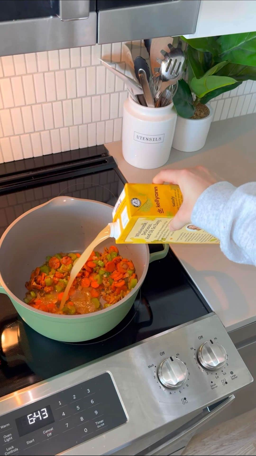 ナターシャ・ブレのインスタグラム：「Soup to warm the soul 🍲🧡 Super easy and fairly quick! Highly nutritious too :) Recipe below!!   1. Chop preferred amount of carrots, celery, onion, garlic, and cabbage.  2. Sauté garlic & onions until golden. Add Adobo seasoning & onion/garlic powder. Add in carrots & celery until bright.  3. Pour in a full box of chicken stock or bone broth. I used @drkellyannpetrucci chicken bone broth for extra protein! 4. Stir in cabbage and cover until wilted.  5. Season chicken breast with adobo seasonings & cook on a medium high heat for about 6 minutes on each side until a  golden crust forms.  6. When finished, remove from heat and let rest. 7. Chop chicken & add to your bowl of soup.  8. Serve & ENJOY ❤️」