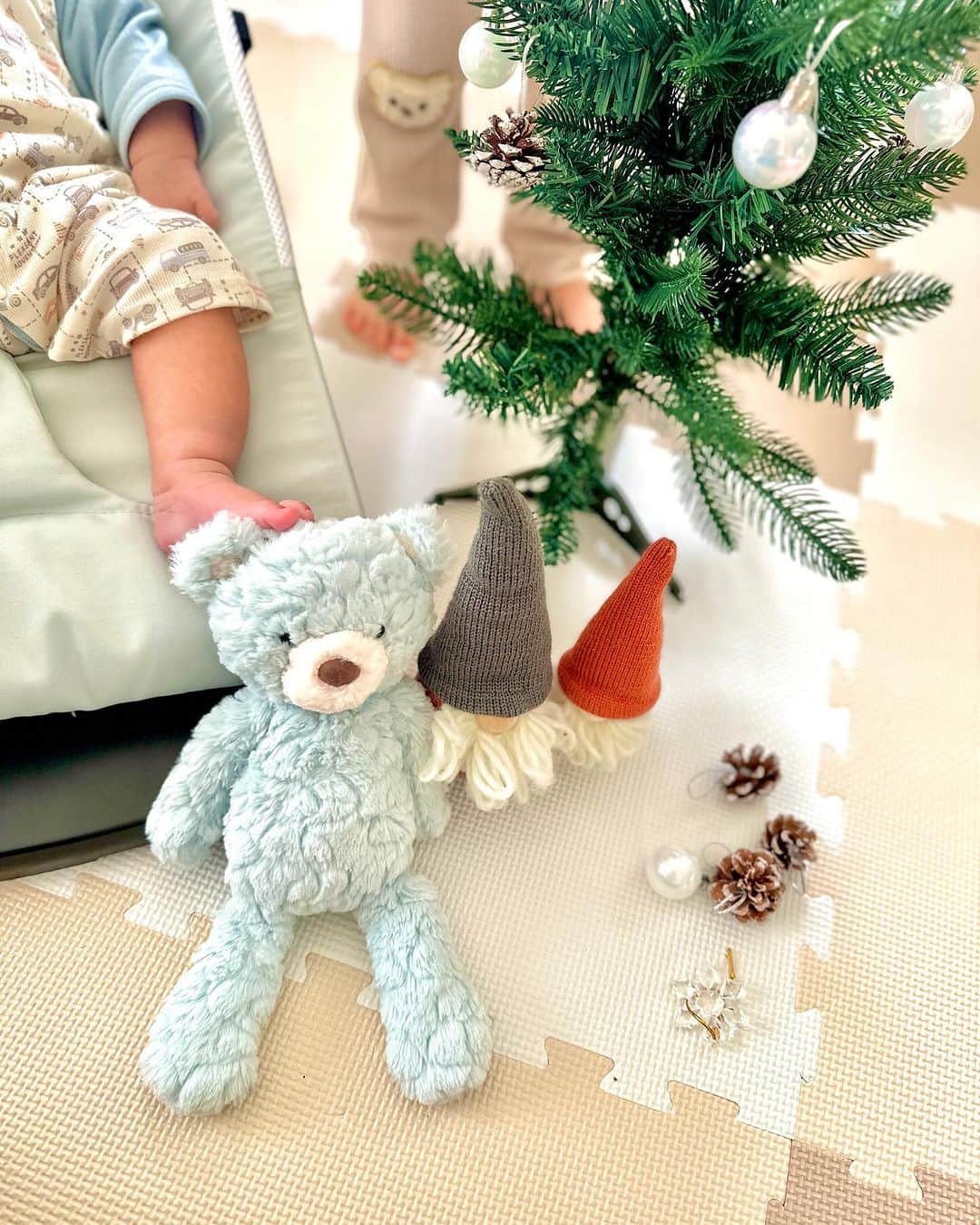 笠原美香のインスタグラム：「🐻‍❄️🩵 12月に入ったのでクリスマスツリー🎄を 朝から娘と飾りつけしています😊 大きいツリーはまだお預け😚 ミニツリーの飾りつけを3巡目...笑 つけてはとってつけてはとって💦 今年のクリスマスみでに何回飾りつけをするのだろうか 楽しんでくれてるなら何よりですが🤭  メリーマイヤーのくまさん🐻‍❄️も一緒にお手伝い✨ 写真映えもするファーストトイ🩵  @marymeyer.jp の パティ シーフォームベア🧸 色んな動物の種類、サイズもあって 何より素材感と色味がどれも素敵です♡  ぜひサイトをチェックしてみてね🤗 @bellevie_bebe ☝️  #ファーストトイ#出産祝い#ニューボーンフォト#pr#2人目妊娠中 #テディベア#パティシーフォームベア　#男の子ベビー #男の子ママ#メリークリスマス#クリスマスツリー#クリスマス準備 #スリーコインズ#3coins」