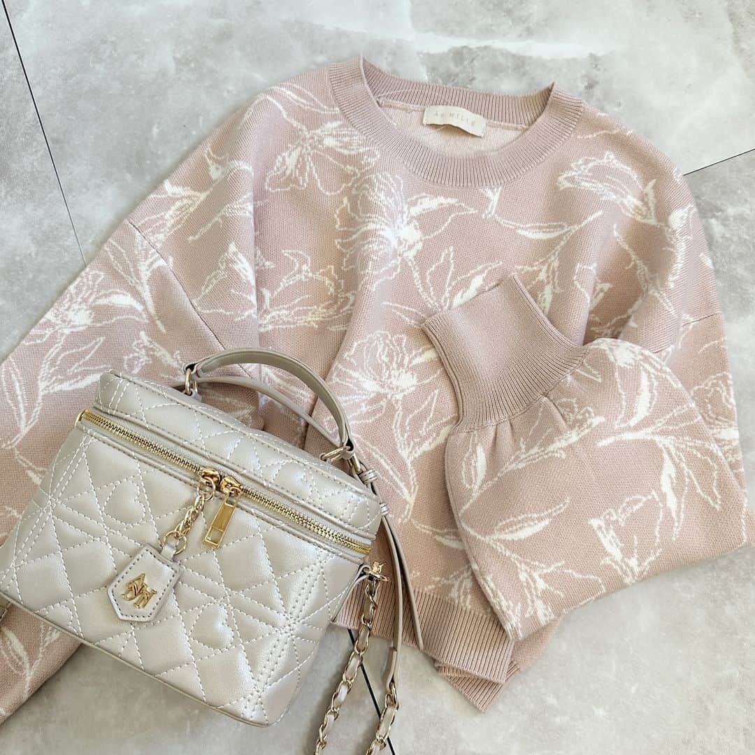 AnMILLEのインスタグラム：「Coming Soon new item♡ ㅤㅤㅤㅤㅤㅤㅤㅤㅤㅤㅤㅤㅤ \ 12月上旬入荷予定 / #フラワージャガードショートニット ¥6,900 【OW/PI/IGY】 ㅤㅤㅤㅤㅤㅤㅤㅤㅤㅤㅤㅤㅤ #アンミール #anmille」