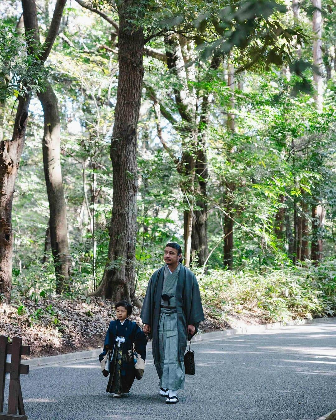 柏木作夢さんのインスタグラム写真 - (柏木作夢Instagram)「@kimono_nakaya さんの着物を着ました。  自分では似合わないと思っていたチャコール系の色が評判で喜びました。  立ち会ってくれた母親から「馬子にも衣装ね！」と言われました。  その通りだと思います。  ありがとうございました @kimono_nakaya   Pic by @photoby217   #七五三 #着物 #中や #男の着物　 #明治神宮 #パワースポット #儀式 #東京　 #息子 #景色　 #KESHIKI #けしき #4歳 #景色と見る景色 #チャコール #ロン毛 #ヒゲ #longhairoldschool #ootd #kimono #パパコーデ」12月3日 9時13分 - samukashiwagi