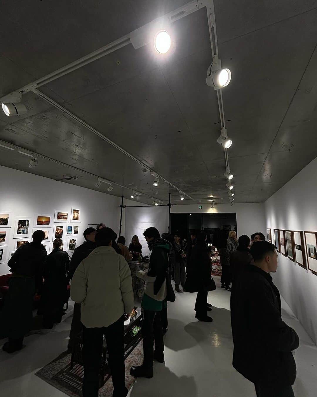 McGuffinさんのインスタグラム写真 - (McGuffinInstagram)「⚡️McGuffin Street News⚡️  中目黒COMPLEXBOOSTにて開催しているRyota Hashimoto 写真展「MIRAGE」に潜入  @ryota_hashimoto__  Ryota Hashimotoの自身初となる写真展「MIRAGE」を2023年11月30日(木)〜12月3日(日) 中目黒にて開催。人気フォトグラファーとして多忙な日々を過ごしながらも、6年間、アメリカ各地に通いつめ、制作を行なった集大成となる作品発表となる。彼がアメリカで追い続けた”日常の中に見た幻想風景”。ノスタルジーと憧憬が交差する、独自の視点でシャッターに捉えた世界観をぜひ。  ・会期：2023年11月30日（木）～ 12月3日（日） ・会場：COMPLEXBOOST（東京都目黒区青葉台1-15-10）中目黒駅から徒歩8分 ・開館時間：12:00 ～ 21:00（最終日は20:00まで） ・休館日：無休 ・入場料：無料  #Ryotahashimoto #complexboost」12月3日 9時13分 - mcguffin_official