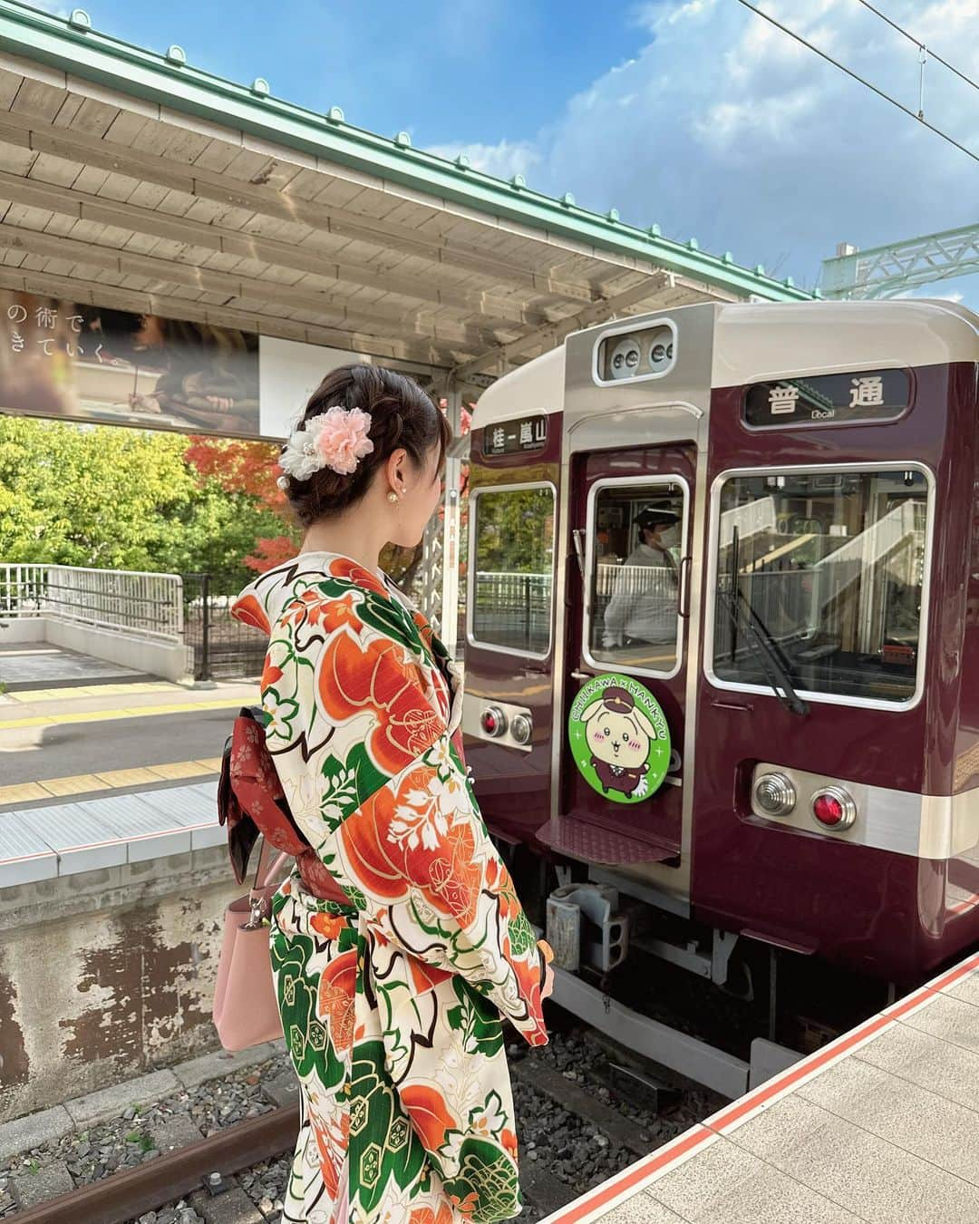 諸星みゆさんのインスタグラム写真 - (諸星みゆInstagram)「🍁⠜ ⁡ 嵐山へ電車で行ってきました🚃 ⁡ 電車で行くのは初めてで とっても新鮮な気持ち…·͜· ︎︎ᕷ ⁡ ちいかわとコラボしてて うさぎ車窓のイラストがついてたよ❣️ ⁡ 嵐山駅と渡月橋の間あたりの橋も きれいで鴨が泳いでたりで癒されたなあ… ⁡ 嵐山に向かいながらどんどん雲がでてきて 空が暗くなっていく様子が 動画や写真に残ってておもしろい！💭⸒⸒ ⁡ 嵐山駅から渡月橋方面の紅葉とってもきれいで 写真撮りすぎて時間がかなりたってた…笑 ⁡ 見どころ満載で困った困った🤔💦 ⁡ 嵐山のメイン観光地で最初に撮った写真初は 初音ミクちゃんとの写真でしたY(๑˙³˙)Y💚 ⁡ 京都旅行の写真と動画たくさんあるから すこしずつ載せよう〜😌🫶 ⁡ ┈┈┈┈┈┈┈┈┈┈┈┈┈┈┈┈┈┈┈┈   #京都  #京都観光  #京都紅葉  #嵐山  #嵐山駅  #渡月橋  #嵐山観光  @kyotoaiwafuku  #愛和服  #愛和服京都駅前店  #着物レンタル  #京都着物レンタル  ⁡」12月3日 9時13分 - miyucheese.ig