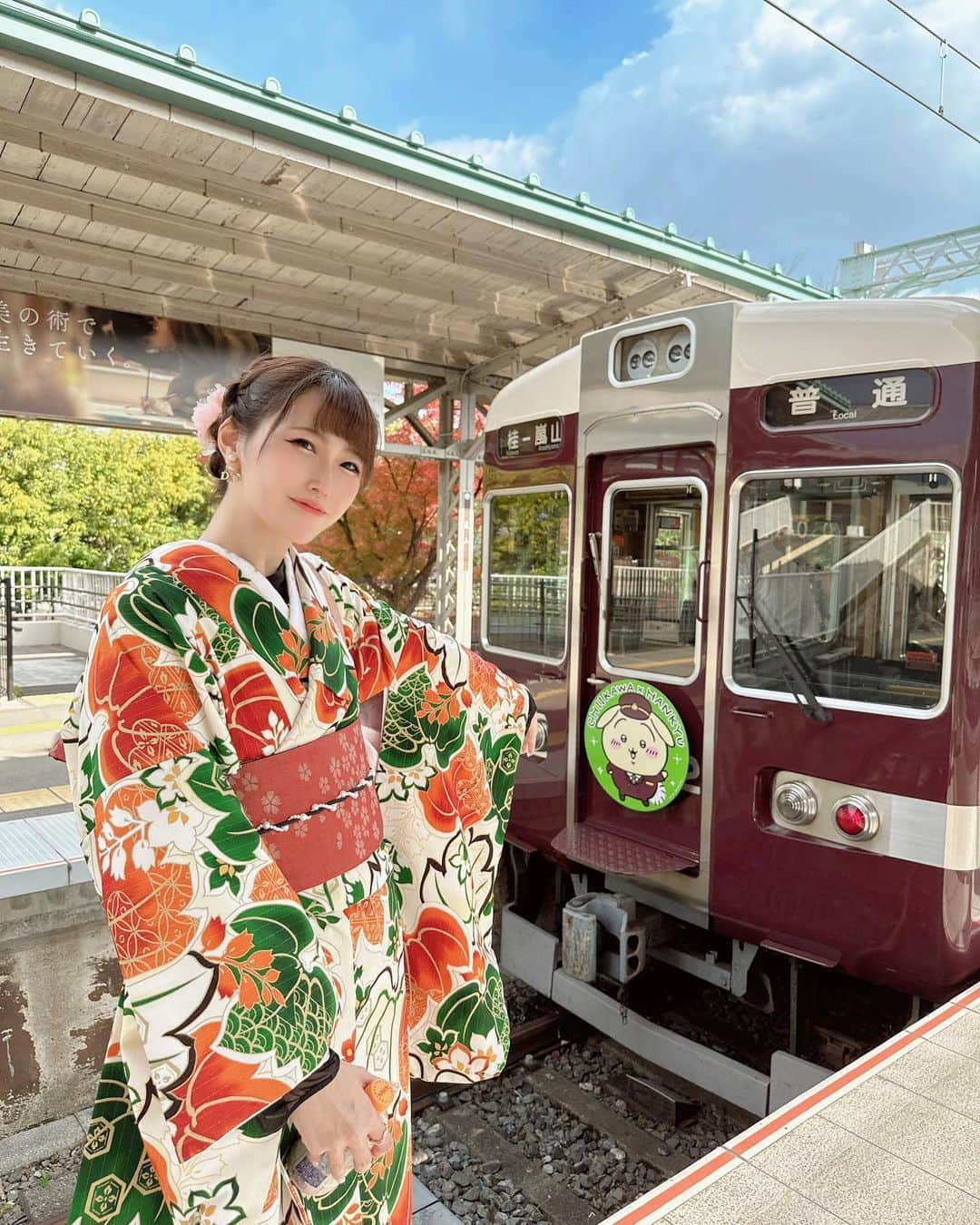 諸星みゆさんのインスタグラム写真 - (諸星みゆInstagram)「🍁⠜ ⁡ 嵐山へ電車で行ってきました🚃 ⁡ 電車で行くのは初めてで とっても新鮮な気持ち…·͜· ︎︎ᕷ ⁡ ちいかわとコラボしてて うさぎ車窓のイラストがついてたよ❣️ ⁡ 嵐山駅と渡月橋の間あたりの橋も きれいで鴨が泳いでたりで癒されたなあ… ⁡ 嵐山に向かいながらどんどん雲がでてきて 空が暗くなっていく様子が 動画や写真に残ってておもしろい！💭⸒⸒ ⁡ 嵐山駅から渡月橋方面の紅葉とってもきれいで 写真撮りすぎて時間がかなりたってた…笑 ⁡ 見どころ満載で困った困った🤔💦 ⁡ 嵐山のメイン観光地で最初に撮った写真初は 初音ミクちゃんとの写真でしたY(๑˙³˙)Y💚 ⁡ 京都旅行の写真と動画たくさんあるから すこしずつ載せよう〜😌🫶 ⁡ ┈┈┈┈┈┈┈┈┈┈┈┈┈┈┈┈┈┈┈┈   #京都  #京都観光  #京都紅葉  #嵐山  #嵐山駅  #渡月橋  #嵐山観光  @kyotoaiwafuku  #愛和服  #愛和服京都駅前店  #着物レンタル  #京都着物レンタル  ⁡」12月3日 9時13分 - miyucheese.ig