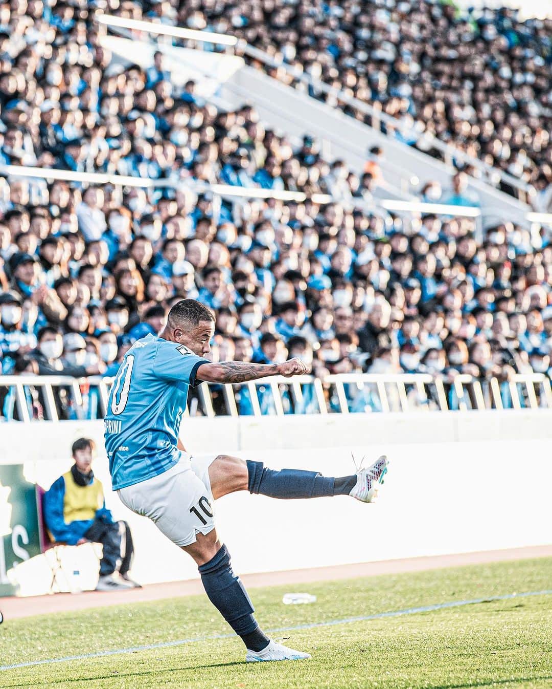横浜FCさんのインスタグラム写真 - (横浜FCInstagram)「. MATCH DAY vs. 鹿島アントラーズ  県立カシマサッカースタジアムで14:00キックオフ🔥  最後の最後まで、 勝利のために。  本日も応援よろしくお願いいたします。  #yokohamafc #横浜FC #Jリーグ #JLEAGUE #HAMABLUE」12月3日 9時19分 - yokohamafc_official