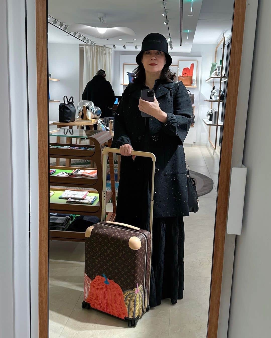 ジェニファー・ティリーのインスタグラム：「Who doesn’t love “airport shopping?”」
