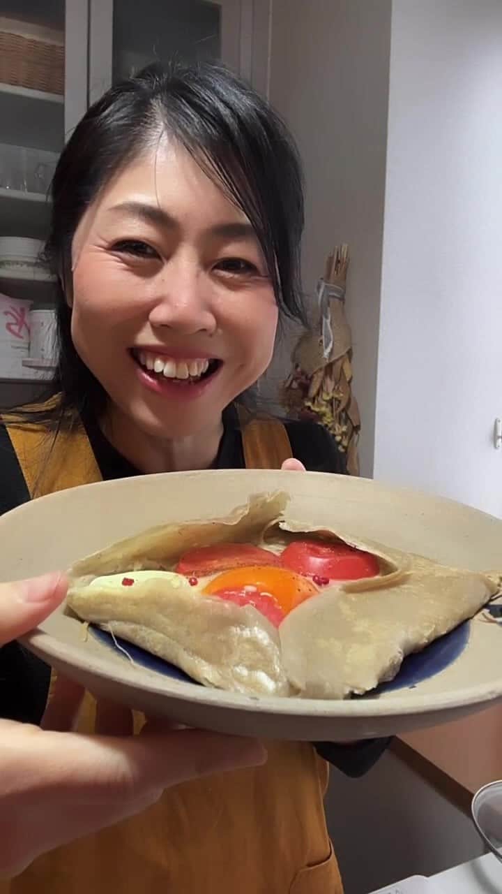 ひろこぱんのインスタグラム：「朝食ライブ🎤✨そば粉のガレット  【材料】 そば粉　...80g 水　　　...200cc 卵　　　...1/2個 塩　　　...少々  ピザ用チーズ、 ハム、トマト、卵　など」