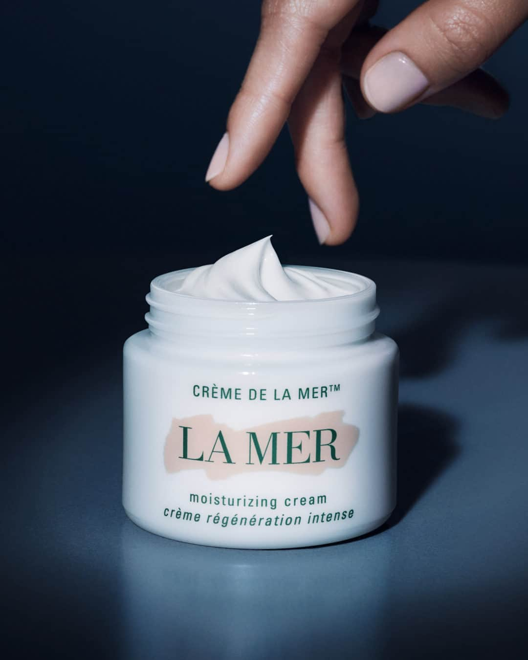 ドゥラメールのインスタグラム：「Goodnight, healing moisture.  Good morning, rejuvenation. Looking for continuous repair that lasts all night long? Crème de la Mer is a bedtime beauty secret to many, and for good reason. Its Liquid Crystal Technology protects the life force of our visible youth-regenerating Miracle Broth™ until the moment you apply, supporting skin’s most restorative moments of overnight repair and renewal.  Night after night... 12% reduction in the look of fine lines on the forehead 10% reduction in the look of fine lines between the eyebrows 18% smoother feeling skin  #LaMer #LaMerSkincare #MiracleBroth #CremedelaMer  *Clinical testing on 56 women after using product for 12 weeks.」