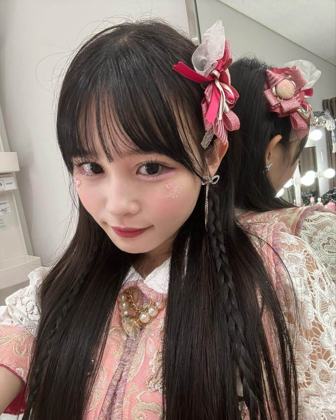 村川緋杏さんのインスタグラム写真 - (村川緋杏Instagram)「🎂  12月3日で24歳になりました🎀  内面も外見ももっと磨いて大人なかっこいい 理想の女性に近づきたいですჱ̒⸝⸝•̀֊•́⸝⸝)♡  私は23歳でやりたいことをやっと 見つけられたから…🥳  目標達成に向けて あとは頑張るのみ💪🏻  アイドルをしながらやりたいことを 叶えるのって簡単なことじゃないけど  みんなのことを幸せにしながら 自分の今と将来をもっと幸せにする為に どちらも頑張れたらとおもってるよ°・*:.。.☆  さて、そんな今日は生誕祭〜🎂  可愛い衣装とグッズも作れて 大好きなきゃんちゅーとあまねちゃんもいて 本当に幸せな1日になりそう😮‍💨  みんな〜大好きだよ〜🥹24歳もよろしくね🩷  #村川緋杏 #村川緋杏生誕祭2023 #きゃんちゅー」12月3日 9時23分 - murakawabibiann