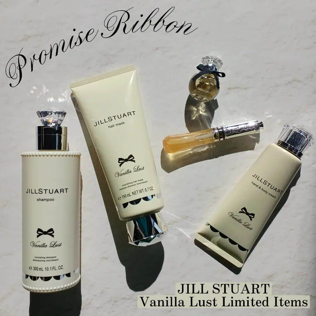 Fruit Gatheringのインスタグラム：「. 【JILL STUART Vanilla Lust Limited Items “Promise Ribbon”】  “Promise Ribbon”  一度触れたら忘れられない。 濃厚で官能的な香り、ヴァニラ ラスト。  そっと結んだリボンは、 あなたに夢のようなひとときを約束する証。 甘い誘惑に、身を任せて。  JILL STUART 2023年12月1日(金)数量限定発売 ■ジルスチュアート　ヴァニララスト シャンプー 数量限定　￥3,080(税込) 甘美な香りで髪を包み込み潤いをもたらすシャンプー。ふんわりとした泡で汚れを包み込んで洗いあげ、頭皮・髪をすこやかに保ちます。“ヴァニラ ラスト”の香り。弱酸性。ノンシリコーン。パラベンフリー。  ■ジルスチュアート　ヴァニララスト ヘアマスク 数量限定　￥3,300(税込) 甘美な香りで髪を包み込んで潤いをもたらすヘアマスク。保湿成分が髪に潤いを与え、キューティクルコート成分や髪補修成分が、髪の1本1本をコーティングしてダメージケア。なめらかでつやのある、クシどおりのよい髪をめざします。“ヴァニラ ラスト”の香り。弱酸性。  ■ジルスチュアート　ヴァニラ ラスト オード パルファン 7.5mL 数量限定 ￥2,530(税込) 魅力的な調べを放つ『ヴァニラ ラスト オード パルファン』から、美しいブラックリボンがあしらわれた、持ち運びやすいミニボトルが登場。スイートなグルマンノートから幕を開け、大人っぽいフルーティーフローラルノートへと続き、ラストノートでは魅惑的なオリエンタルノートを奏でます。  ■ジルスチュアート　ヴァニララスト シマリング リップシロップ 数量限定　￥3,300(税込) 甘美な香りで唇を包み込んで潤いをもたらすリップ用美容液。軽いテクスチャーの保湿オイルの配合で、つややかで潤いのある唇に。大粒ピンク・ブルー・グリーンラメ入りです。“ヴァニラ ラスト”の香り。アルコール(エチルアルコール)フリー、パラベンフリー。 ※こちらの製品はフルーツギャザリング グランデュオ立川店のみの取り扱いです。  ■ジルスチュアート　ヴァニララスト ハンド＆ボディ クリーム 数量限定　￥3,520(税込) “ヴァニラ ラスト”の甘美な香りで肌を包み込んで潤いをもたらすハンド＆ボディークリーム。するするとのび広がる、なめらかなテクスチャーのクリームが、潤いのある柔らかな肌に整えます。パラベンフリー。  ・・・・・・・・・・・・・・・・・・・・ #fruitgathering #フルーツギャザリング #美容好きさんと繋がりたい #美容好きな人と繋が りたい #ボディケア好きさんと繋がりたい #ボディケア #ボディケア好き #コスメ部 #コスメ情報 #保湿ケア #保湿 #ボディケアマニア #ご褒美ケア #ヘアケア #ヘアケア好き #シャンプー #ヘアマスク #フレグランス #香水 #リップオイル #リップケア #香り #香りのある生活 #フレグランスマニア #香水マニア #限定コスメ #トレンドコスメ #JILLSTUART #ジルスチュアート」