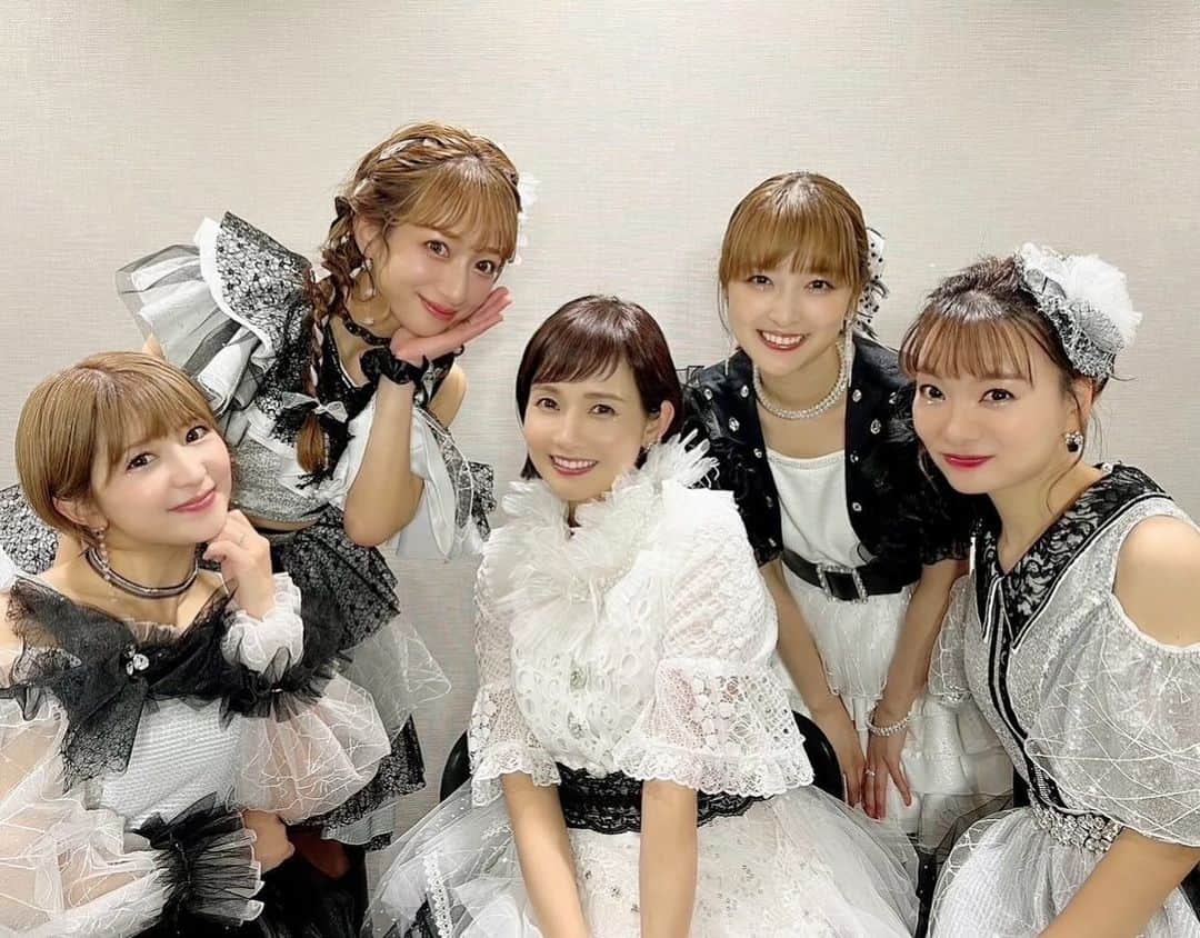 石川梨華さんのインスタグラム写真 - (石川梨華Instagram)「モーニング娘。最高❗️  先日の横浜アリーナでのモーニング娘。'23のLIVEに、私もゲスト出演させて頂きました😆✌️  とにかく！ 楽しくて、嬉しくて、幸せな時間でした❗️  モーニング娘。最高です‼️  最高で最強な仲間たちと再びステージに立てたこと 一生忘れない！  みんなの歓声が今だにまだ耳に残ってる感じがする！  LOVEマシーンでファンの皆さんの近くに行けました！ みんなの笑顔、目に焼き付いてます😊  本当に、本当に、幸せな時間と瞬間をありがとう❤️  モーニング娘。'23のみんなに感謝です🤲 走り続けてくれてありがとう❗️ これからもよろしくお願いします‼️  私も精一杯応援し続けます📣  #モーニング娘23  #モーニング娘og #安倍なつみ #保田圭 #矢口真里 #石川梨華 #辻希美 #高橋愛 #道重さゆみ #田中れいな #佐藤優樹 #森戸知沙希 #すっごい仲間」12月3日 9時32分 - rika_ishikawa_official