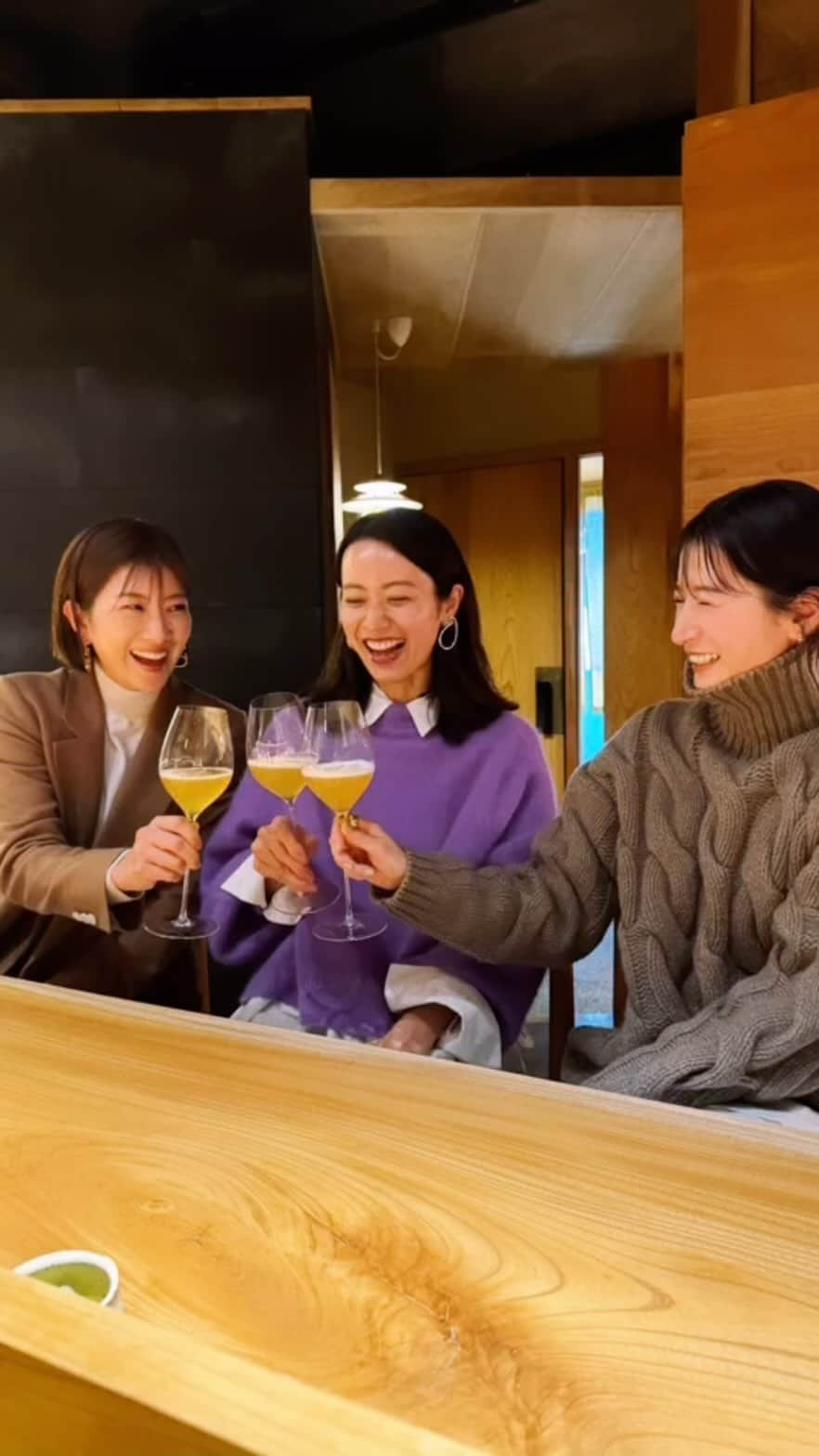 牧野紗弥のインスタグラム：「@rococotokyo 女子会、第二弾❤️❤️❤️ カンパーイとまずは泡で一杯飲みたい時の選択肢、それがROCOCOのラグジュアリービールになった私🍻✨ 大好きなホワイトビールでかつ、無添加なので飲んでも後に引かないのも好きなんです😂😂😂 ROCOCO が飲めるお店って、限られているんです。🫣 @ena1123 ちゃん、 @reikoshiota_official ちゃんとのお疲れ様会、この日は西麻布にある @azabu_wakei さんのランチで開催しました☀️ 今年初の蟹つくし❗️ この上なく贅沢なランチをいただいた夜は、送料無料に乗っかって @rococotokyo ビールを取り寄せてた自分に笑った笑った🤣 贅沢ランチを頂いた子供達の夜ご飯は、日頃の感謝を込めて  @vermicular_japan ライスポットで作ったローストビーフ🥩私はきゅうりと自家製味噌でしっぽりと。 寒かったこの日は三遊亭円楽さんの落語を思い返してyou tubeみてましたwww」