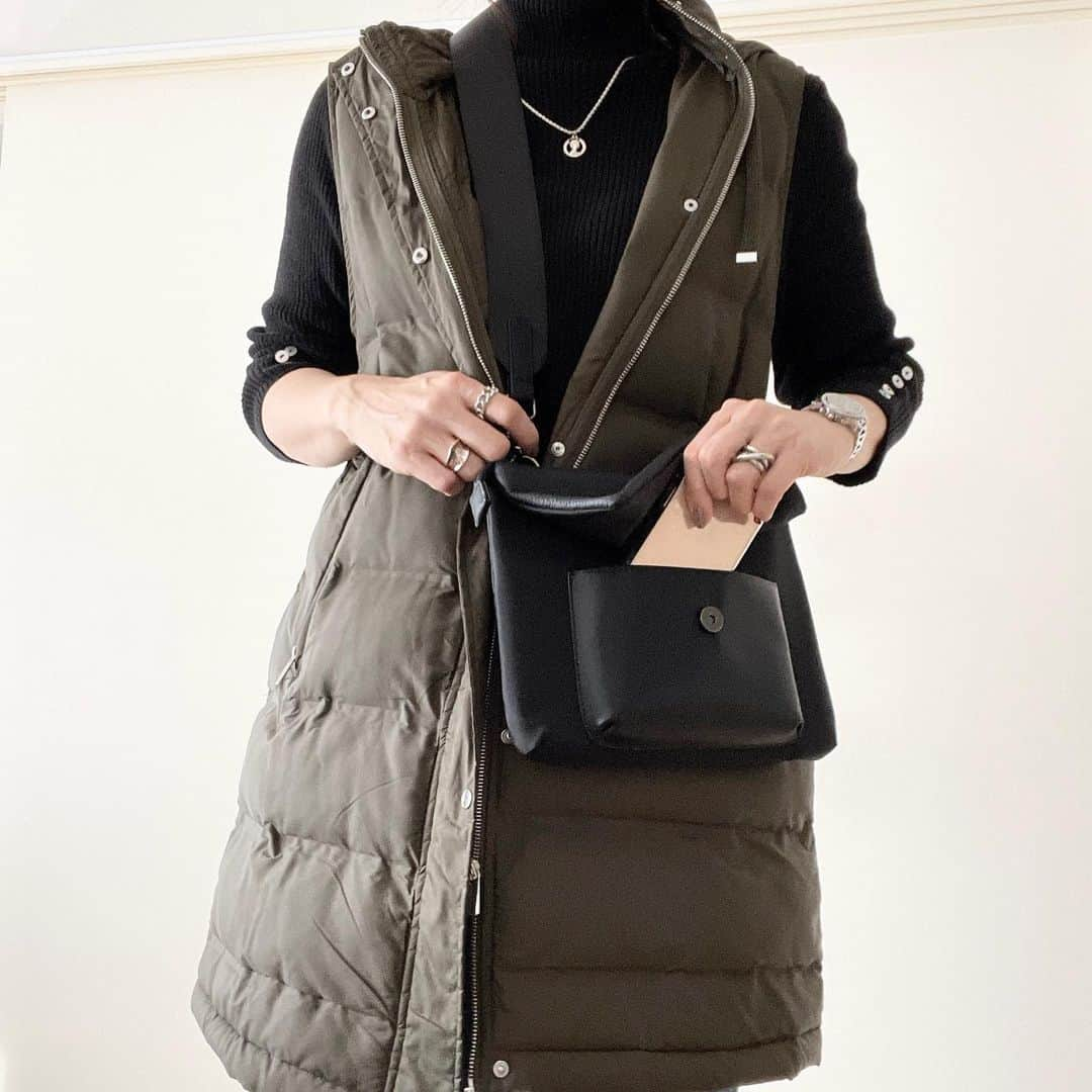 meiさんのインスタグラム写真 - (meiInstagram)「. シンプルエレガントなサコッシュ👜 本革を使ってるから高級感があって素敵✨ サコッシュってカジュアルなイメージだけどこれは大人っぽいデザインだから使いやすいな ショルダー紐除けば本体は約195gのとっても軽量デザインだから肩も凝らなくていい♡ ショルダー紐は取り外しができて、別売りのゼブラかレオパード柄の紐を合わせて雰囲気を変えて使うことも可能 手前のポケットに携帯を入れることができるからとっても使いやすいよ！  リンクを貼っておくのでストーリーを是非チェックしてみてね♪  @accessoriesgrace.rakuten  #grandegrace」12月3日 9時33分 - mei.5.7.des