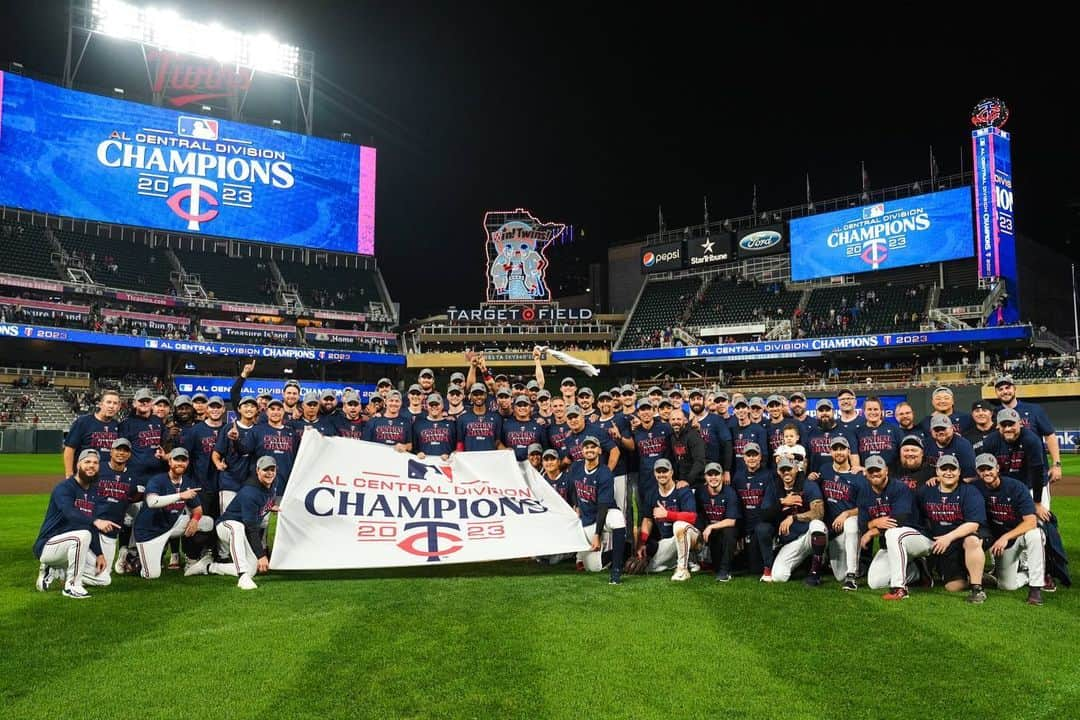 前田健太のインスタグラム：「Twins Staff, Players, and Fans,  Thank you for the four unforgettable seasons. I can’t thank enough for the warm welcome and treating me like a family since the day I got traded. Countless memories were made in Minnesota and I was able to develop into who I am today because of that. I'll miss you but we will see each other soon. Thank you Twins Territory, love you all.  @twins  #twins  #thankyou」