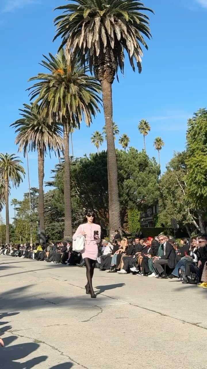 Vogue Parisのインスタグラム：「From the fabulous ladies of Beverly Hills to LA healthy & sporty lifestyle and its celebrity/paparazzi culture as well as red carpet moments, Demna celebrated that LA culture that inspired him so much throughout the years, in a perfect Los Angeles setup for this @Balenciaga Pre-Fall show: the long Wilshire boulevard with typical palmtrees and a view on the Hollywood sign.   #balenciaga #demna」
