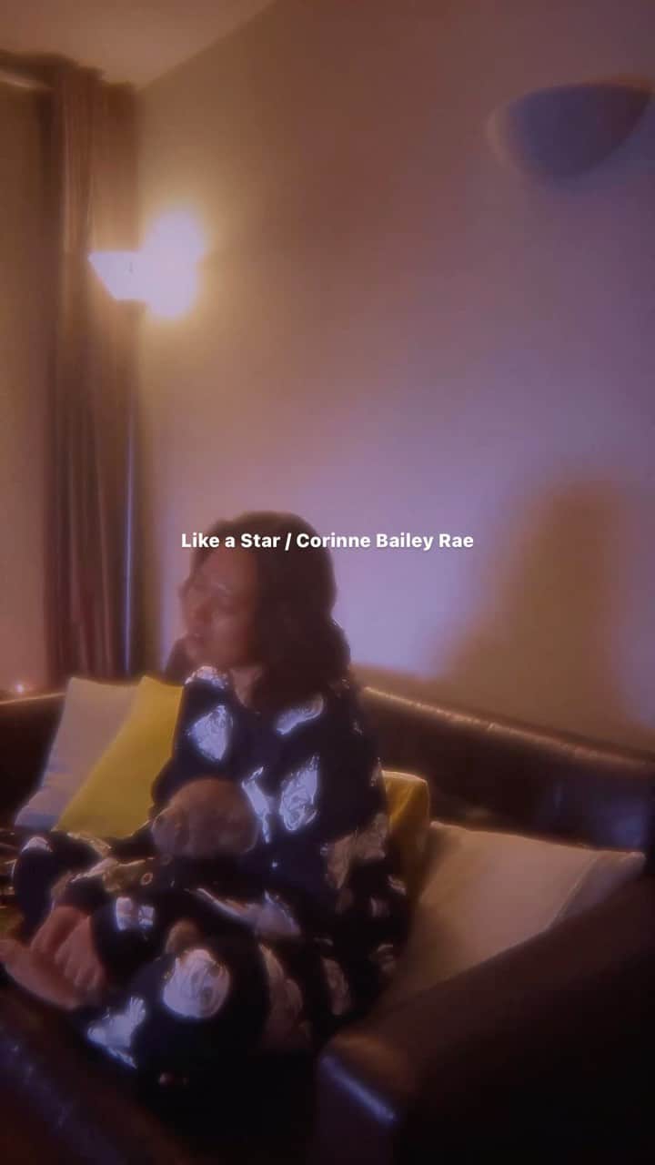 二宮愛のインスタグラム：「I was this close 🤏 to go Martini Bar then I remembered I shall NOT do that. Not tonight. So I came home, ended my Saturday with my favorite song. Does anybody still listen to this? Such an old song, but still beautiful. #likeastar #corinnebaileyrae」