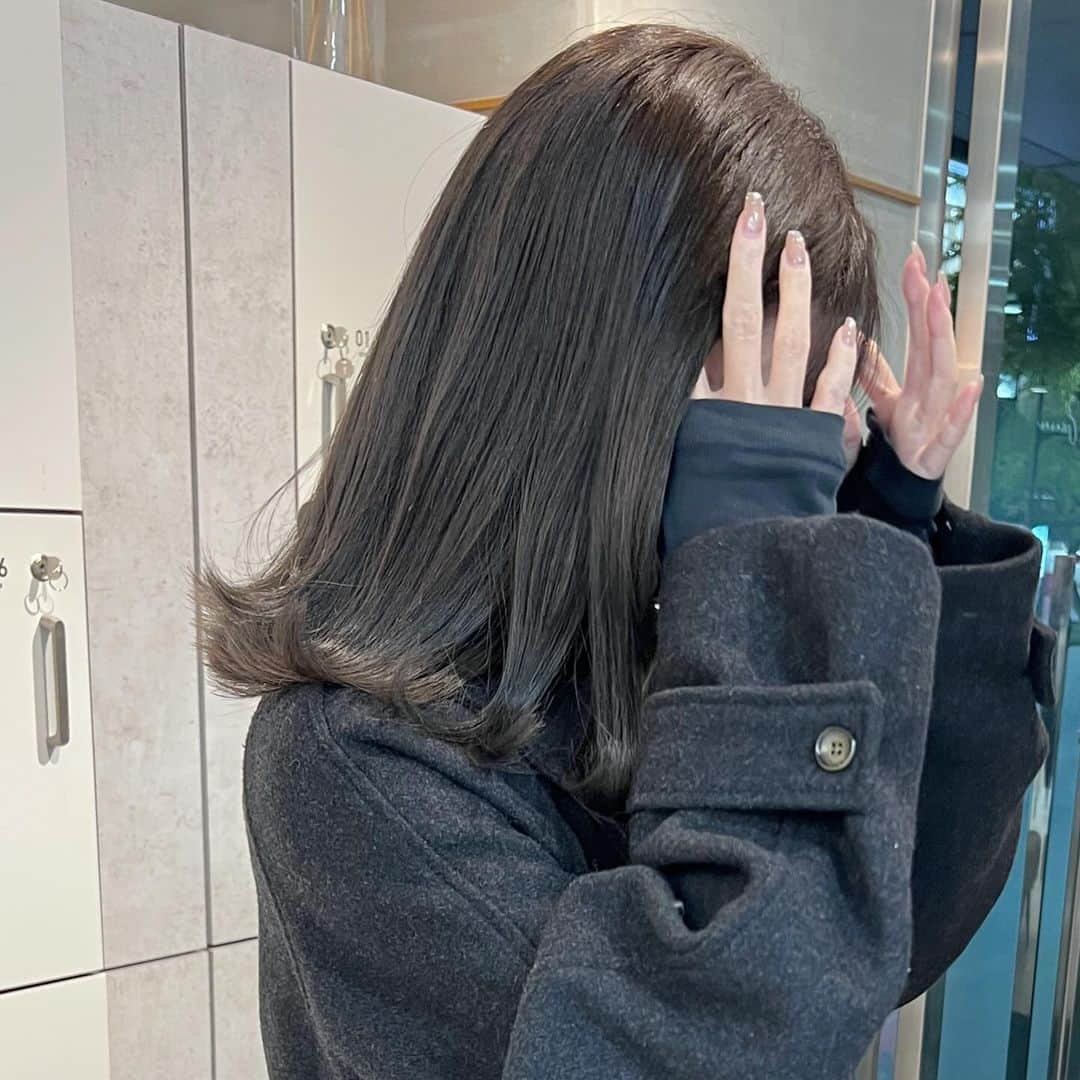 濱田杏奈のインスタグラム：「#hamada_hair   くすませすぎない優しいオリーブグレー🫒 今の時期にとても◎です∩^ω^∩  12月は残りあと数枠となりましたが dmくださるとご予約可能なお日にちもございます。 お気軽にご連絡くださいませ☺️🤍  #福岡 #福岡美容室 #天神美容室 #大名美容室  #オリーブベージュ #オリーブグレージュ #ブリーチなしカラー」