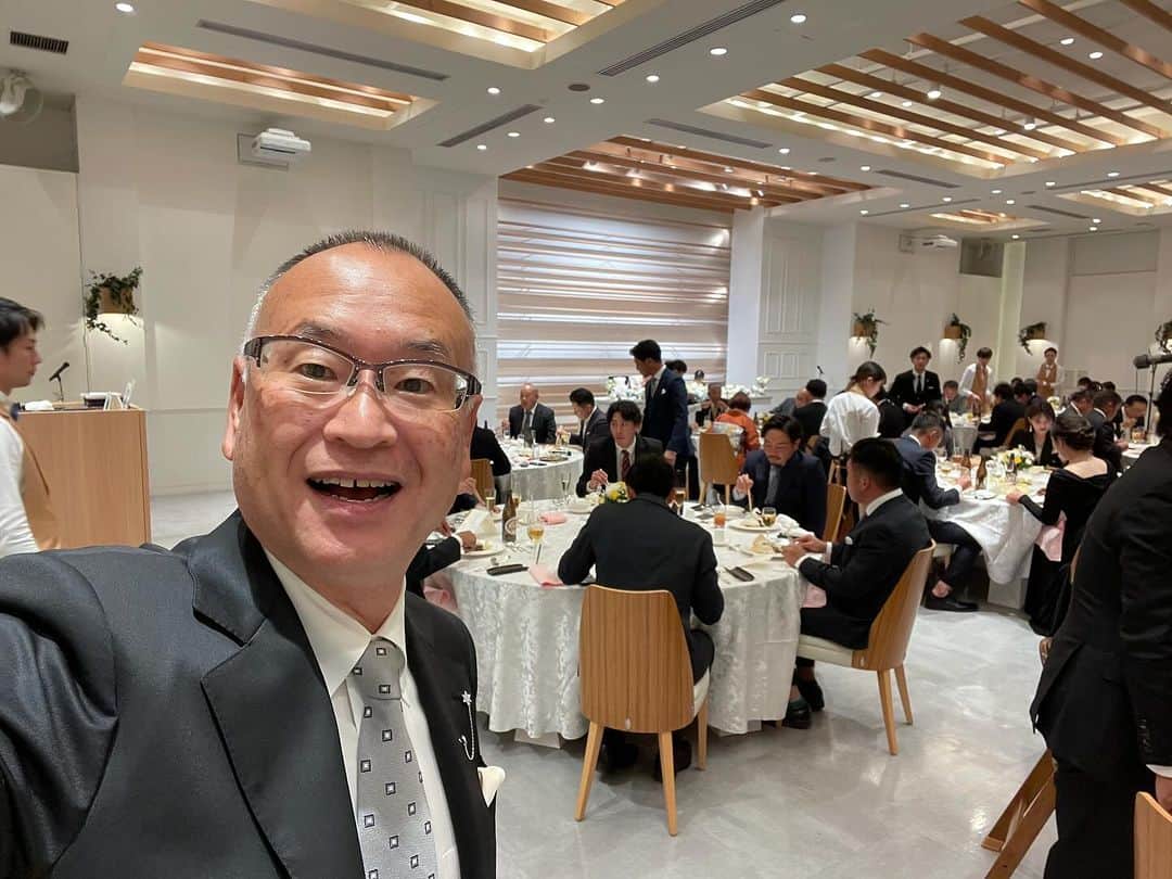 藤崎靖啓さんのインスタグラム写真 - (藤崎靖啓Instagram)「冬の披露宴が増えてきました🎤🎉🎂高知のプロゴルファーやトップアマから祝福👏お幸せに‼️🤗  #冬婚 #土佐カントリークラブ  #日本プロゴルフ協会 #明神正嗣プロ  #トップアマチュアゴルファー  #藤ちゃん #藤崎靖啓 #フリーアナウンサー #司会業 #スイートヴィラシーンズ」12月3日 9時49分 - yas_fujisaki