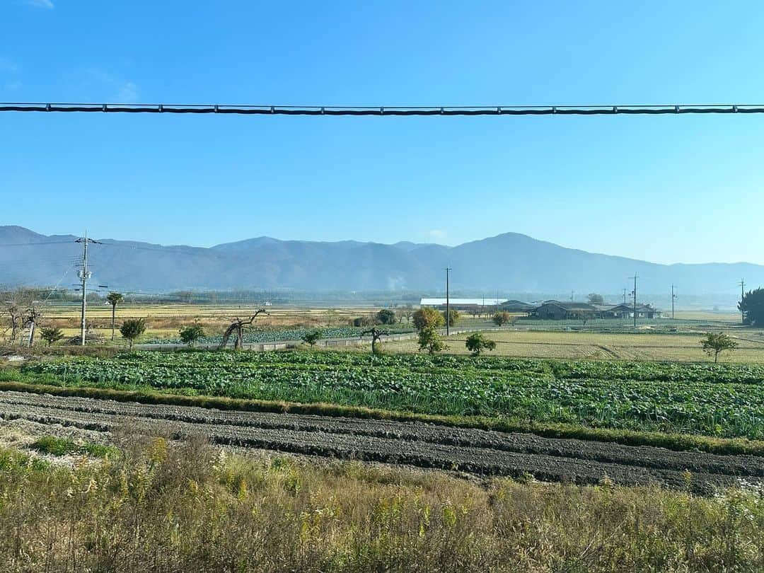 藤田貴大さんのインスタグラム写真 - (藤田貴大Instagram)「. . きのうは京都芸術大学にて、ワークショップをしました。あたらしい出会いとひさしぶりの再会があって、うれしかったです。今朝は福知山へ向かっています。日が暮れるまで、市民交流プラザふくちやまという場所でワークショップをします。今年はほんとうにいろんなところでワークショップしているなあ。 . . . .」12月3日 9時50分 - fujita_takahiro