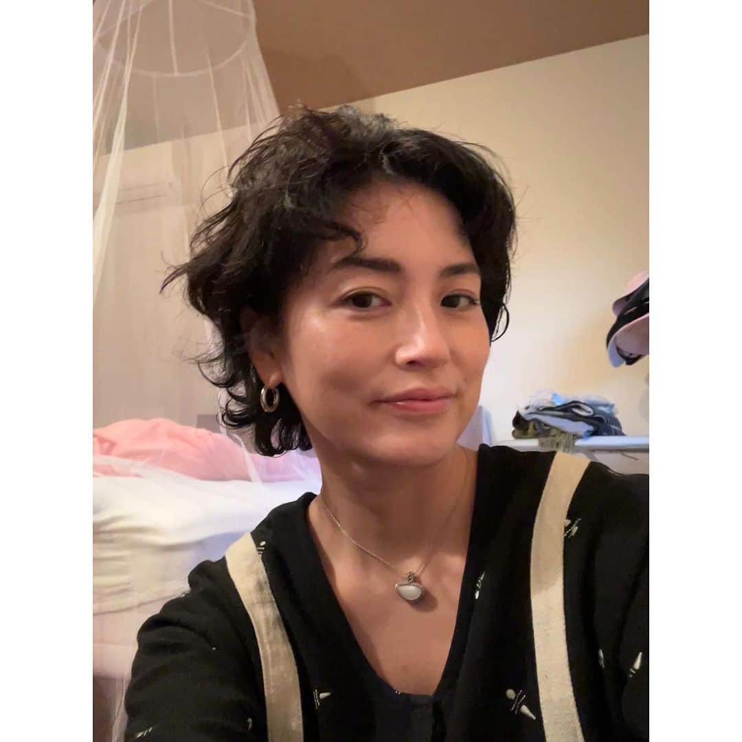 桃生亜希子さんのインスタグラム写真 - (桃生亜希子Instagram)「いつも寝癖がBOMBaっている私。💥 　 今日は髪を濡らさずに、寝癖のまま出かけることにしたよ。笑 　 　ずっと行きたかったけど　タイミングが掴めず、殆ど諦めかけていたら、あやこ　@ayako.umeda.oae ちゃんが誘ってくれ、　無事、子連れでレイトショーの　『君たちはどう生きるか？』を鑑賞することが出来た。  　以前から、レビューや周りの反響を聞くと　賛否両論。 　それでも、宮崎駿さんの最終作品。🔥 　 　予備知識も過剰な期待も持たず、とにかく感じに行こう！と思っていた。🏃  　レイトショーで、ほぼ貸し切り状態の　映画館。 　子供達とリラックスして席に座る。 　 　 　映画が始まった瞬間からずっと、一秒一秒の画面のエネルギーに感極まり、泣きそうになる。 　 　 　全ての絵が、本物の自然のように美しく、宮崎さんが生命を、魂を込めて　生み出しているのを感じた。 　 　怖ろしくて、グロテスクで、美しくて、滑稽で、面白くて、可愛くて、　愛おしい　この世界。🫧  　根源的なこの世界を、こんな風に描写できる宮崎駿さんは、本当に、本当に、唯一無二。　  　天才だ。❤️‍🔥🌈🙏✨💥  　今までの作品のオマージュのようなシーンも沢山あり、もう宮崎さんの作品が観れなくなるのかと思うと、また、泣きたくなった。  　子供達も、「これ千と千尋みたい！」とか「え？どういう事？」とか言いながら、最期まで惹きつけられていた。 　 　みんなで一緒に観れて、良かったなぁ。❤️  　 　今やCGを使った凄いアニメは、沢山出ているけれど、 こんな風に深く魂を刻んで、アニメの中に根源的な世界を表現できる人、絵と物語に命を紡ぎ出せる人は、この方しかいない。 　 　これからも私は、宮崎駿さんのファンで、ずっとずっと何度も、何度も、観返すと思う。  　最後の作品。 　 　沢山の人に伝わらなくても良いという、潔さ。✨ 　 　凄すぎたー。❤️‍🔥❤️‍🔥😭❤️‍🔥❤️‍🔥 　宇宙だった。 　 　今もまだ、ものすごい旅をしてきたような気分だよ。 　 　本当に、ありがとうございました。🙏✨😭😌✨  　「出来れば後、もう一作、観たい！終わりなんて言わないで！！😭」 な〜んて、思っちゃうけどね、いやいや。😂 　 　こんな命がけの作品を沢山生み出してくれて、ありがとうございます。✨ 　 　最高　でした。🙏🔥  #まひとかっこよかったな　#私たちはどう生きるかね　#寝癖ヘア #君たちはどう生きるか　#レイトショー　#宮崎駿 #hayaomiyazaki」12月3日 9時53分 - pinokosugar