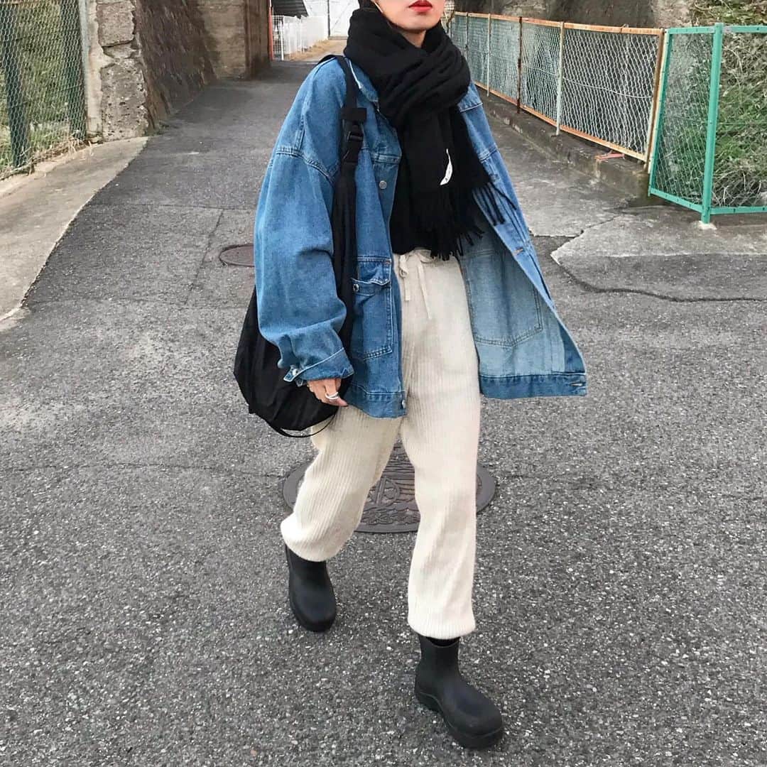 kumikaさんのインスタグラム写真 - (kumikaInstagram)「ニットパンツ、デニムジャケットにacneのカシミヤマフラーぐるぐる🧣⛄️  @canaljean のpopup代官山で試着して気に入りすぎたarcのニットパンツ🧶 @kayo.912   くたっと肌触りのいい生地がめちゃくちゃ良くて🥰スニーカーでもブーツinでも可愛いジョガータイプ💓  ボリュームtopsに合わせていっぱい履こう🧶❤️ . . . . outer#freaksstore  pants#canaljean#arc inner#uniqlou muffler#acnestudios  shoes#bottegaveneta  . . . . #冬コーデ#マフラーコーデ#ニットパンツ#ニットパンツコーデ#デニムジャケット#カバーオール#デニムコーデ#casual#ブーツコーデ#ボッテガヴェネタ #パドルブーツ#uniqlo#古着女子 #tbt#ootd#instafashion#outfit#ママコーデ」12月3日 9時59分 - kumika_iiio2