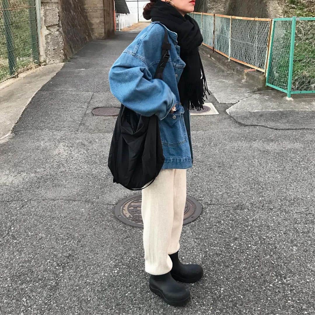 kumikaさんのインスタグラム写真 - (kumikaInstagram)「ニットパンツ、デニムジャケットにacneのカシミヤマフラーぐるぐる🧣⛄️  @canaljean のpopup代官山で試着して気に入りすぎたarcのニットパンツ🧶 @kayo.912   くたっと肌触りのいい生地がめちゃくちゃ良くて🥰スニーカーでもブーツinでも可愛いジョガータイプ💓  ボリュームtopsに合わせていっぱい履こう🧶❤️ . . . . outer#freaksstore  pants#canaljean#arc inner#uniqlou muffler#acnestudios  shoes#bottegaveneta  . . . . #冬コーデ#マフラーコーデ#ニットパンツ#ニットパンツコーデ#デニムジャケット#カバーオール#デニムコーデ#casual#ブーツコーデ#ボッテガヴェネタ #パドルブーツ#uniqlo#古着女子 #tbt#ootd#instafashion#outfit#ママコーデ」12月3日 9時59分 - kumika_iiio2