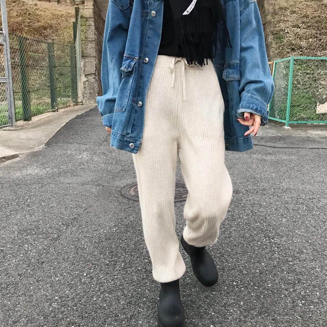 kumikaさんのインスタグラム写真 - (kumikaInstagram)「ニットパンツ、デニムジャケットにacneのカシミヤマフラーぐるぐる🧣⛄️  @canaljean のpopup代官山で試着して気に入りすぎたarcのニットパンツ🧶 @kayo.912   くたっと肌触りのいい生地がめちゃくちゃ良くて🥰スニーカーでもブーツinでも可愛いジョガータイプ💓  ボリュームtopsに合わせていっぱい履こう🧶❤️ . . . . outer#freaksstore  pants#canaljean#arc inner#uniqlou muffler#acnestudios  shoes#bottegaveneta  . . . . #冬コーデ#マフラーコーデ#ニットパンツ#ニットパンツコーデ#デニムジャケット#カバーオール#デニムコーデ#casual#ブーツコーデ#ボッテガヴェネタ #パドルブーツ#uniqlo#古着女子 #tbt#ootd#instafashion#outfit#ママコーデ」12月3日 9時59分 - kumika_iiio2
