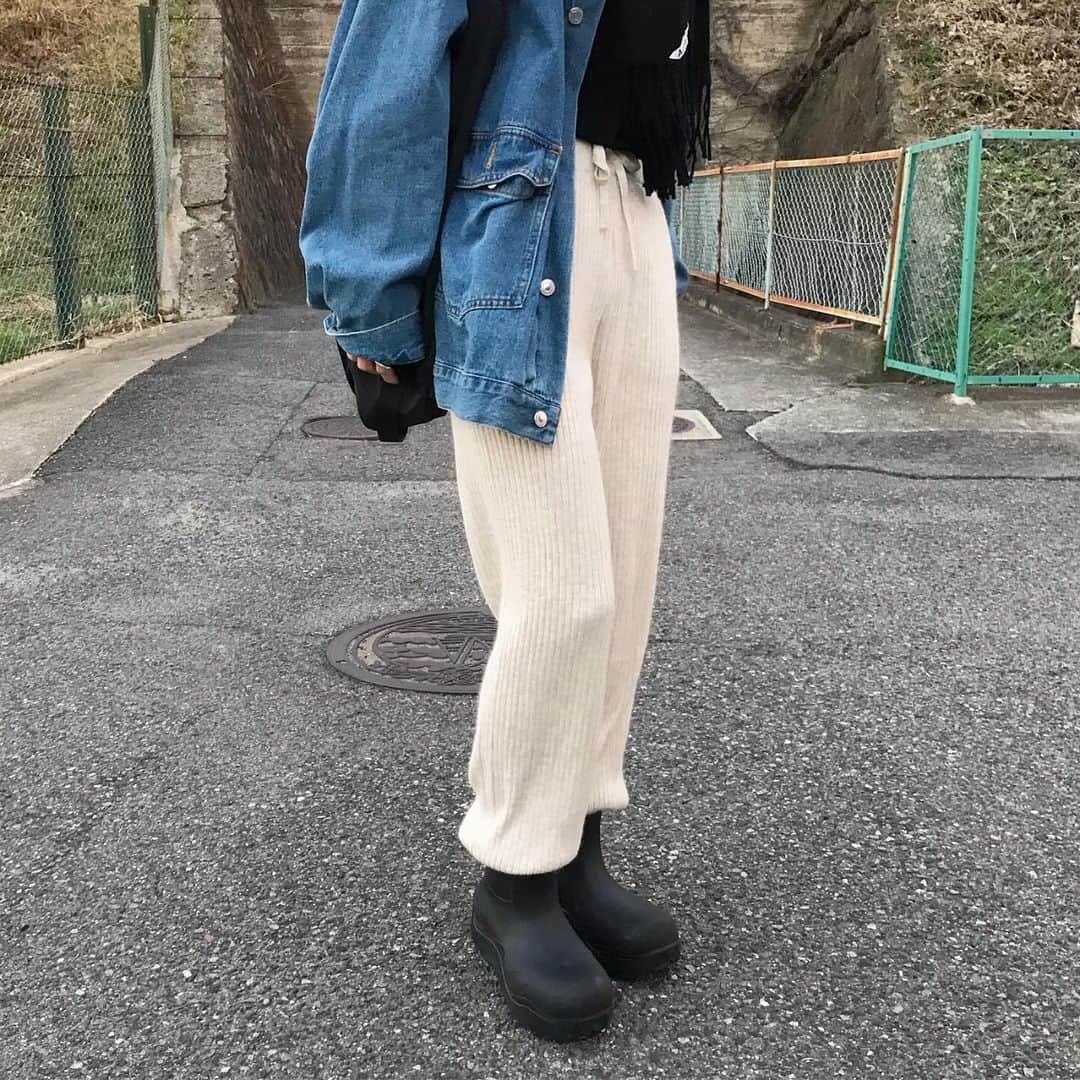 kumikaさんのインスタグラム写真 - (kumikaInstagram)「ニットパンツ、デニムジャケットにacneのカシミヤマフラーぐるぐる🧣⛄️  @canaljean のpopup代官山で試着して気に入りすぎたarcのニットパンツ🧶 @kayo.912   くたっと肌触りのいい生地がめちゃくちゃ良くて🥰スニーカーでもブーツinでも可愛いジョガータイプ💓  ボリュームtopsに合わせていっぱい履こう🧶❤️ . . . . outer#freaksstore  pants#canaljean#arc inner#uniqlou muffler#acnestudios  shoes#bottegaveneta  . . . . #冬コーデ#マフラーコーデ#ニットパンツ#ニットパンツコーデ#デニムジャケット#カバーオール#デニムコーデ#casual#ブーツコーデ#ボッテガヴェネタ #パドルブーツ#uniqlo#古着女子 #tbt#ootd#instafashion#outfit#ママコーデ」12月3日 9時59分 - kumika_iiio2