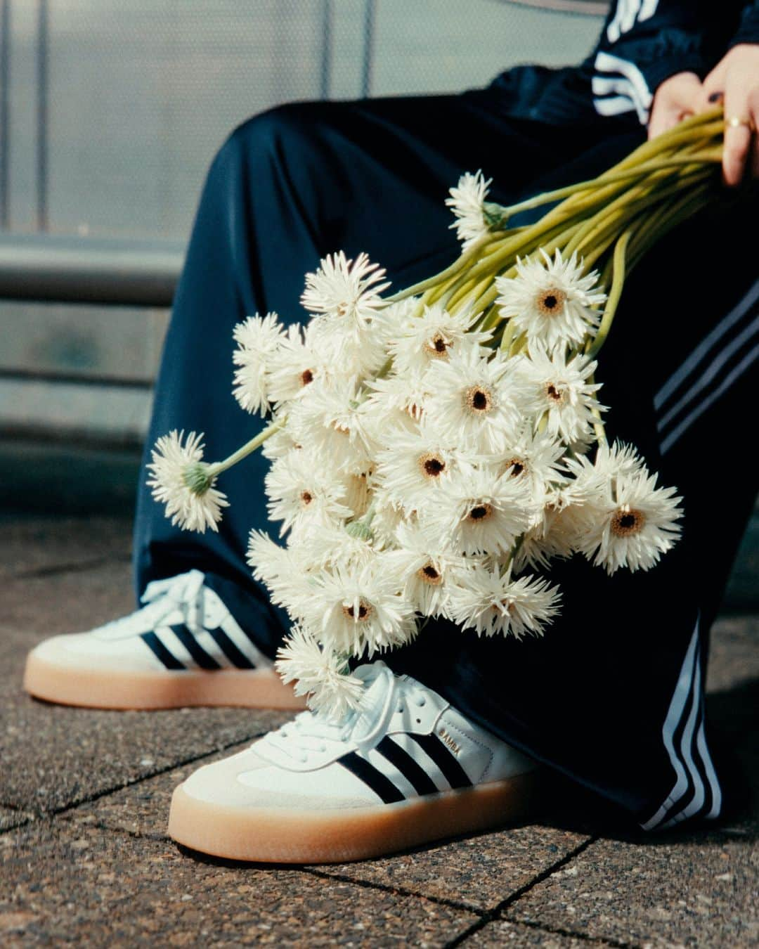 ADIDASTOKYOさんのインスタグラム写真 - (ADIDASTOKYOInstagram)「日常に彩りを添える花のように、ワードローブに #SAMBAE を加えて何気ない毎日を少し特別に。 アイコニックなデザインに新たなひねりを加えた、ボリューミーなソールが新鮮なSAMBAEが登場。  #adidasOriginals #adidasSambae」12月3日 10時00分 - adidastokyo