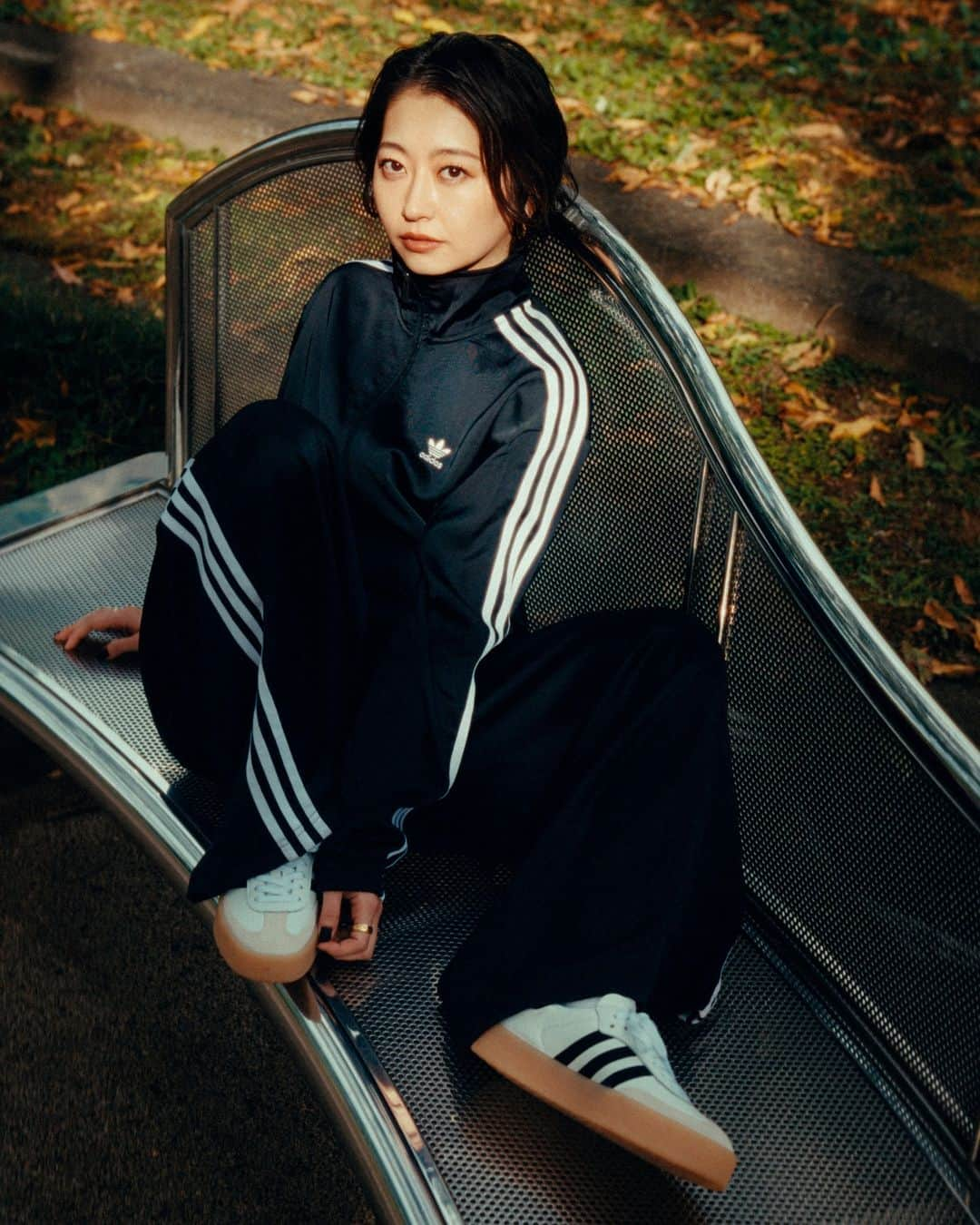 ADIDASTOKYOさんのインスタグラム写真 - (ADIDASTOKYOInstagram)「日常に彩りを添える花のように、ワードローブに #SAMBAE を加えて何気ない毎日を少し特別に。 アイコニックなデザインに新たなひねりを加えた、ボリューミーなソールが新鮮なSAMBAEが登場。  #adidasOriginals #adidasSambae」12月3日 10時00分 - adidastokyo