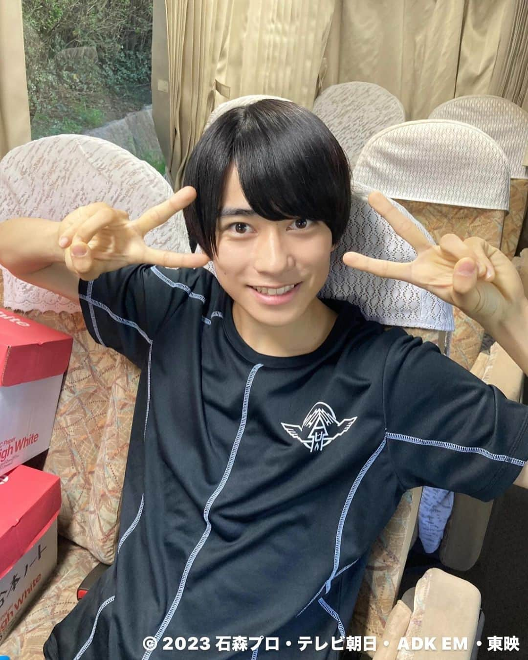 本島純政さんのインスタグラム写真 - (本島純政Instagram)「仮面ライダーガッチャード第13話 「とりもどせ！ユージョーXフォーエバー！」 ありがとうございました！  宝太郎のベルトがついについにレベルアップしました！ UFOXありがとう！😆 錆丸先輩を救い出すことができて良かった。 新たな力を手にした宝太郎がどうなっていくのか、 これからまたケミー集めが楽しみになってきましたね！ 次回もガッチャしてねー！  ちなみにこの写真は、支度をした後に撮ってもらいました！ 錬金アカデミーの制服下のTシャツも錬金マークがついていてかっこいいですよね〜  #仮面ライダーガッチャード #一ノ瀬宝太郎 #本島純政」12月3日 10時01分 - junsei_motojima