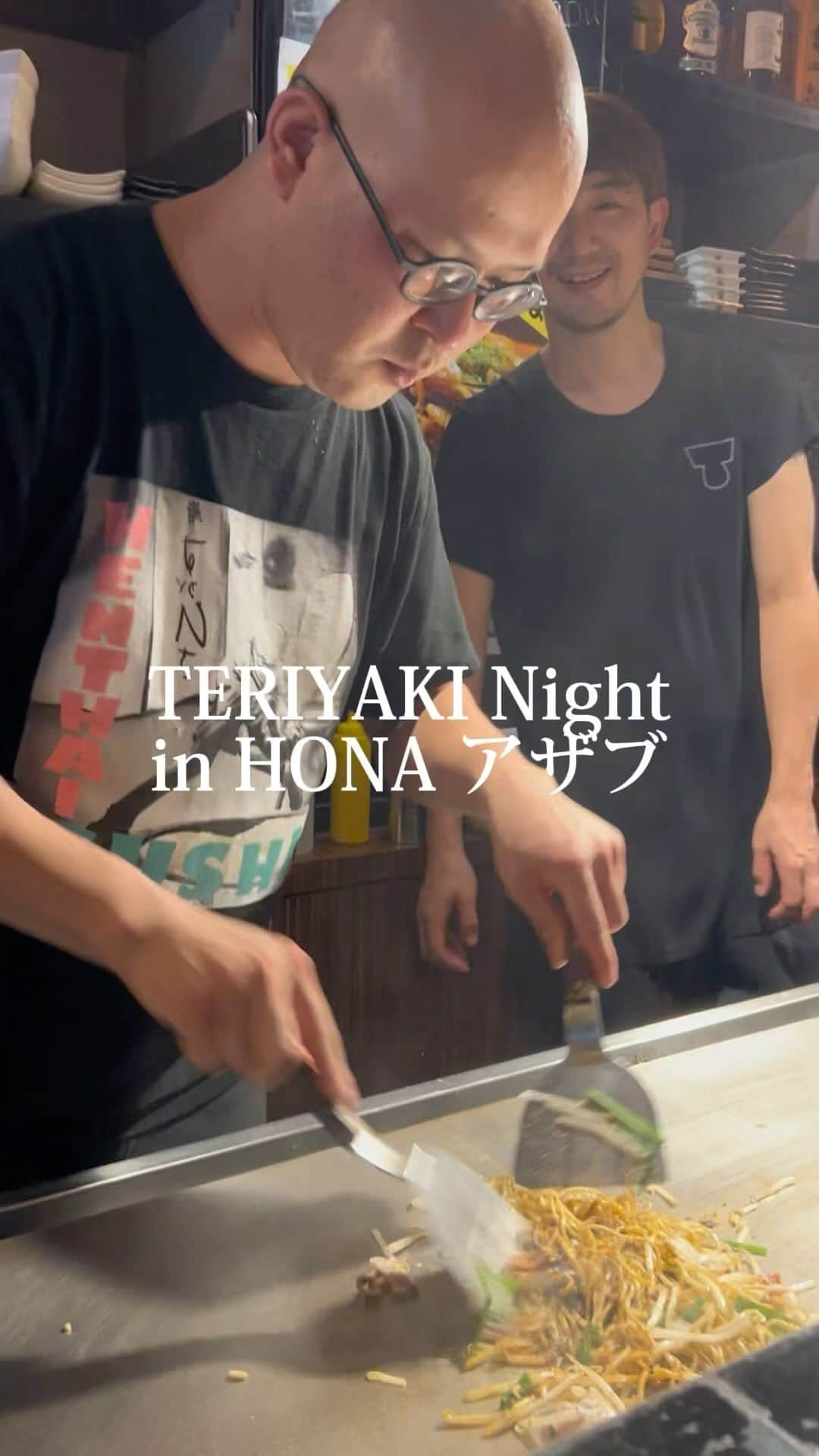 "TERIYAKI" テリヤキ編集部のインスタグラム：「2023年8月10日に、ホリエモンこと堀江貴文さんのグルメアプリ「TERIYAKI美食倶楽部」のイベントが元麻布のお好み焼き屋「HONA azabu（ホナアザブ）」にて開催されました。  トークは、堀江貴文さんとTERIYAKIキュレーターであるテリヤキスト（トヨログこと豊野桂太さん、品川イッコーさん、紅翠香）の4名にて。  お料理は「ホナアザブ」の鉄板焼きやお好み焼き。 さらにスペシャル料理人として登場した「変タイ鮨すがひさ」菅正博さんが作る、イエローカレー醤油を効かせた焼きそばも提供され、盛り上がりました。  ​⁠ #HONAazabu #ホナアザブ #お好み焼き #鉄板焼き」