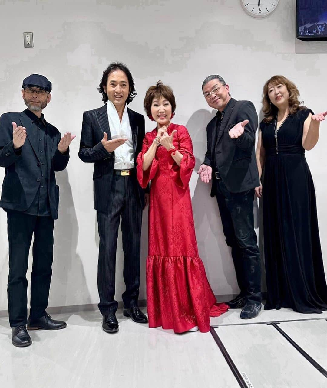 森山良子さんのインスタグラム写真 - (森山良子Instagram)「秋川雅史さんとのコンサート。 新宮、和歌山での良き二日間。いつもと違うコンサートもとーっても新鮮。いつもは歌わない歌。持ち時間は半分だけどなるべくバラエティを、、、と選曲。 秋川さんとはグノーのアヴェマリア、最後にTime to say  good bye. を久々にデュエット。 ドキドキしながらも楽しい２日間。  和歌山城ホールを出たら駅前迄ずっとイルミネーションがキラキラお見送りしてくれました、、、と勝手に思った私。 新宮、和歌山のお客様ありがとうございました❤️💓🥰 明日はmusic１０💪💕です。」12月3日 21時09分 - ryoko5699