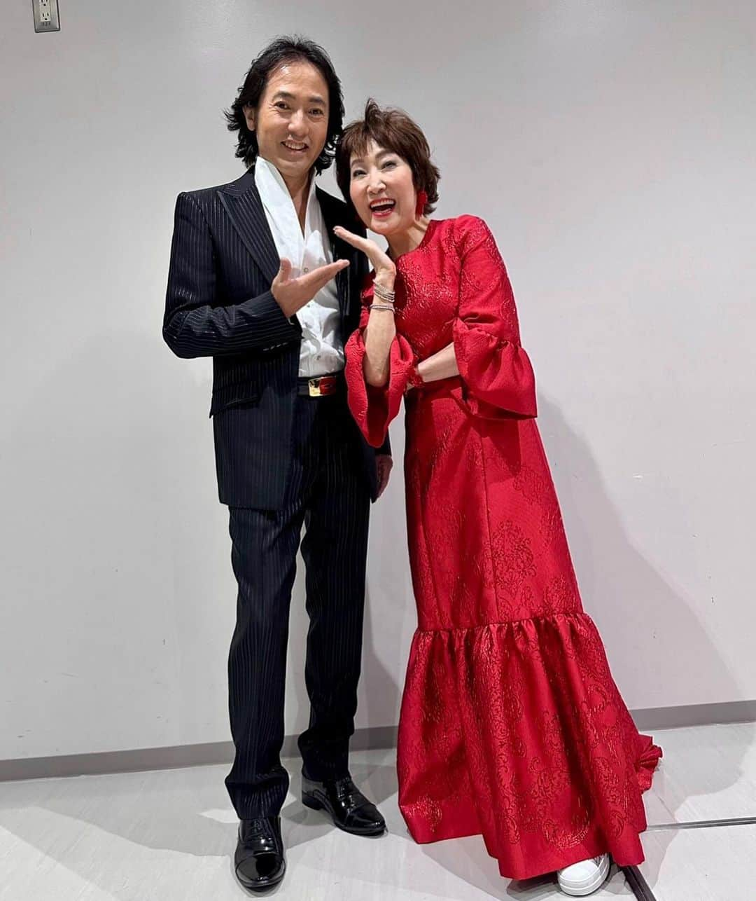 森山良子さんのインスタグラム写真 - (森山良子Instagram)「秋川雅史さんとのコンサート。 新宮、和歌山での良き二日間。いつもと違うコンサートもとーっても新鮮。いつもは歌わない歌。持ち時間は半分だけどなるべくバラエティを、、、と選曲。 秋川さんとはグノーのアヴェマリア、最後にTime to say  good bye. を久々にデュエット。 ドキドキしながらも楽しい２日間。  和歌山城ホールを出たら駅前迄ずっとイルミネーションがキラキラお見送りしてくれました、、、と勝手に思った私。 新宮、和歌山のお客様ありがとうございました❤️💓🥰 明日はmusic１０💪💕です。」12月3日 21時09分 - ryoko5699