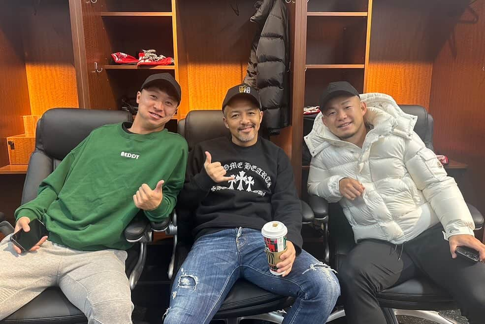 荒野拓馬さんのインスタグラム写真 - (荒野拓馬Instagram)「今年もありがとうございました2023  シンジさん、ほんとにほんとにありがとうございました😊 お疲れ様です！  200試合の花束は竜二さんから！！  コンサドーレファミリーありがとう  #北海道コンサドーレ札幌 #小野伸二 #感謝 #ありがとうございます #菅小林荒野 #荒野小野菅 #リフティングメンバー #河合竜二 #ファミリー」12月3日 21時02分 - aranotakuma_27