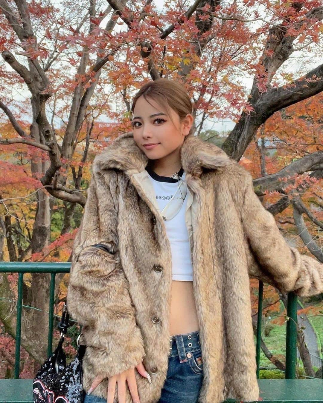 美女美容事情のインスタグラム：「《秋の紅葉とギャル🧡❤️🍁》 *⁠ リポストを使って素敵な美女の投稿を紹介させて頂く【ビジョビ💄美女美容事情💅】のコーナーです✨ *⁠ 今回ご紹介させて頂きますのは!!👀❤︎⁠⠀ Seiraさん< @seichan134 >の素敵なお写真📸 *⁠⠀⁠⠀⁠⠀⁠⠀ 紅葉スポットで撮影するギャル🤎🍁🍂 大人っぽくて可愛すぎますね🥰❣️ *⠀⁠⠀⁠⠀⁠⠀⁠⠀ Seiraさん< @seichan134 > ⠀⁠⠀⁠⠀⁠⠀ 素敵な投稿ありがとうございました☺️📸✨ *⠀⁠⠀⁠⠀⁠⠀⁠⠀ Seiraさんのアカウントには他にも素晴らしい投稿が沢山ありますので是非覗いてみてくださいね💁‍♀️💙⁠⠀⁠⠀⁠⠀⁠⠀ *⠀⁠⠀⁠⠀⁠⠀⁠⠀ △▼△▼△▼△▼△▼△▼△▼△▼△▼ ⁠⠀⁠⠀⁠⠀ ❤🧡💛「美女美容事情」💚💙💜⠀⠀⠀⠀⠀⠀⠀⠀⠀⠀⠀⠀⠀⠀⁠⠀⁠⠀⁠⠀⁠⠀⁠⠀ 👇掲載ご希望の方は👇⠀⠀⠀⠀⠀⠀⠀⠀⠀⠀⠀⠀⠀⠀⠀⁠⠀⁠⠀⁠⠀⁠⠀⁠⠀ @b_b_j.jタグ付けと🖤 #ビジョビ ⁠⠀ 🖤タグ付けお願いします✨⠀⠀⠀⠀⠀⠀⠀⠀⠀⠀⠀⠀⠀⠀⠀⁠⠀⁠⠀⁠⠀⁠⠀⁠⠀ △▼△▼△▼△▼△▼△▼△▼△▼△▼ ⁠⠀⁠ #姉ギャル#ギャルモデル#y2k#y2kコーデ #紅葉 #紅葉スポット #紅葉シーズン #紅葉コーデ」