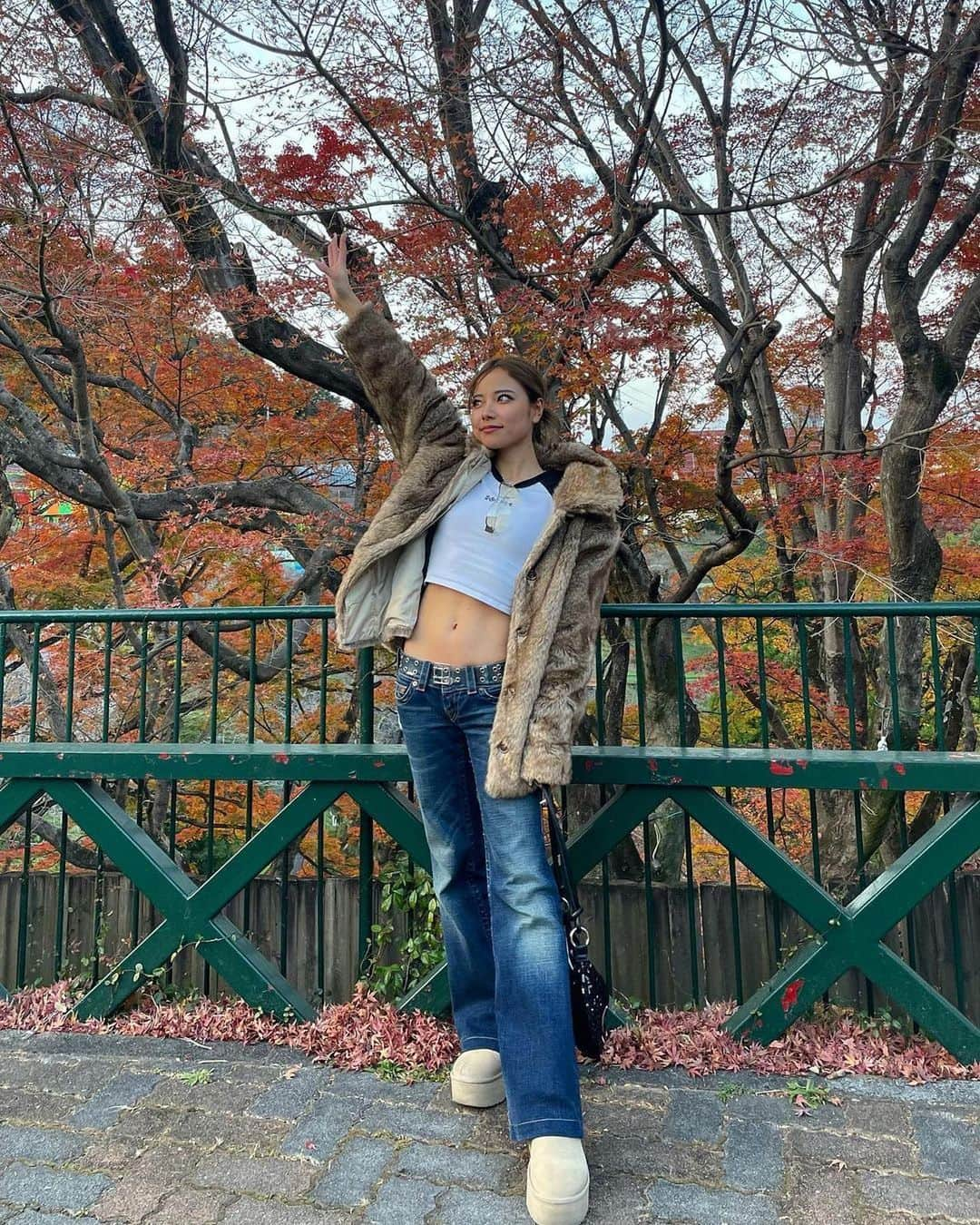 美女美容事情さんのインスタグラム写真 - (美女美容事情Instagram)「《秋の紅葉とギャル🧡❤️🍁》 *⁠ リポストを使って素敵な美女の投稿を紹介させて頂く【ビジョビ💄美女美容事情💅】のコーナーです✨ *⁠ 今回ご紹介させて頂きますのは!!👀❤︎⁠⠀ Seiraさん< @seichan134 >の素敵なお写真📸 *⁠⠀⁠⠀⁠⠀⁠⠀ 紅葉スポットで撮影するギャル🤎🍁🍂 大人っぽくて可愛すぎますね🥰❣️ *⠀⁠⠀⁠⠀⁠⠀⁠⠀ Seiraさん< @seichan134 > ⠀⁠⠀⁠⠀⁠⠀ 素敵な投稿ありがとうございました☺️📸✨ *⠀⁠⠀⁠⠀⁠⠀⁠⠀ Seiraさんのアカウントには他にも素晴らしい投稿が沢山ありますので是非覗いてみてくださいね💁‍♀️💙⁠⠀⁠⠀⁠⠀⁠⠀ *⠀⁠⠀⁠⠀⁠⠀⁠⠀ △▼△▼△▼△▼△▼△▼△▼△▼△▼ ⁠⠀⁠⠀⁠⠀ ❤🧡💛「美女美容事情」💚💙💜⠀⠀⠀⠀⠀⠀⠀⠀⠀⠀⠀⠀⠀⠀⁠⠀⁠⠀⁠⠀⁠⠀⁠⠀ 👇掲載ご希望の方は👇⠀⠀⠀⠀⠀⠀⠀⠀⠀⠀⠀⠀⠀⠀⠀⁠⠀⁠⠀⁠⠀⁠⠀⁠⠀ @b_b_j.jタグ付けと🖤 #ビジョビ ⁠⠀ 🖤タグ付けお願いします✨⠀⠀⠀⠀⠀⠀⠀⠀⠀⠀⠀⠀⠀⠀⠀⁠⠀⁠⠀⁠⠀⁠⠀⁠⠀ △▼△▼△▼△▼△▼△▼△▼△▼△▼ ⁠⠀⁠ #姉ギャル#ギャルモデル#y2k#y2kコーデ #紅葉 #紅葉スポット #紅葉シーズン #紅葉コーデ」12月3日 21時03分 - b_b_j.j