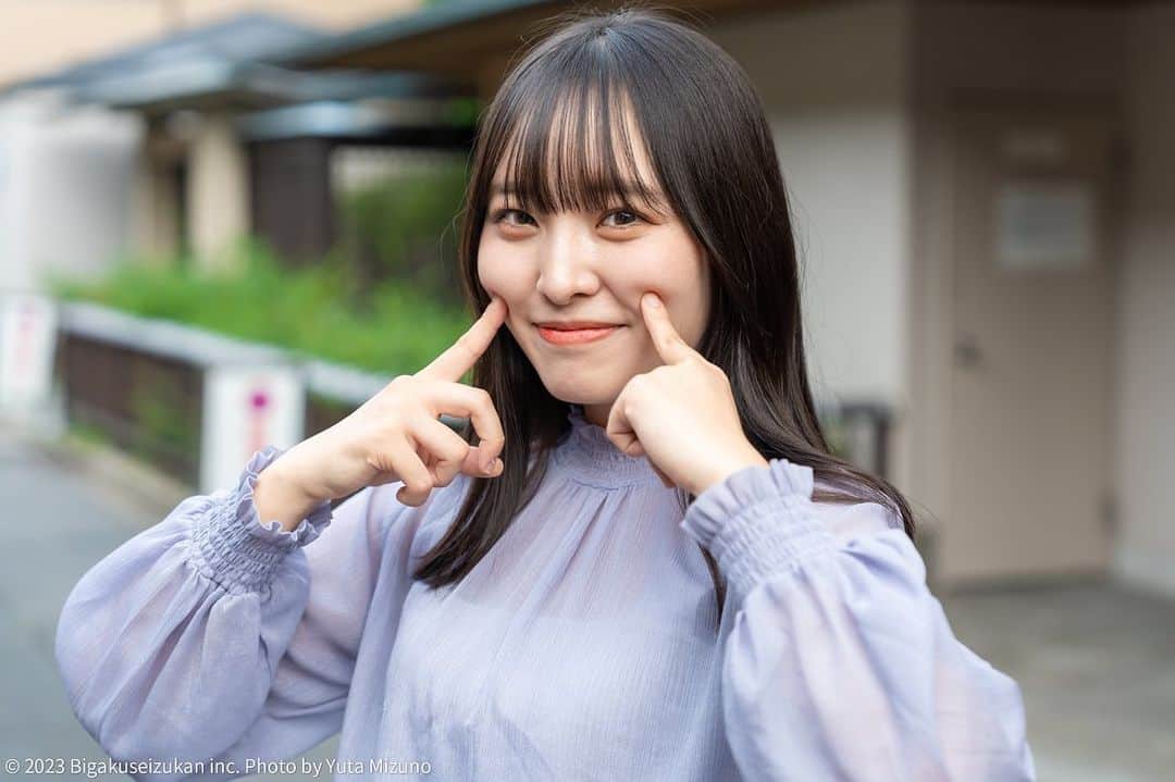 美学生図鑑さんのインスタグラム写真 - (美学生図鑑Instagram)「【美学生図鑑×ミスキャンパス立命館】 Entry No.5　髙橋奈都（産業社会学部4回生）  何事もポジティブな彼女は ミスキャンの活動を心から楽しんでいるそう。  インタビューでは半年間のカナダ留学や チアリーディングの経験についても話してくれました。  ..  可愛い！綺麗！と思ったらぜひ 応援コメントをお願いします✍️✨  ┈┈┈┈┈┈┈┈┈┈┈┈┈┈┈┈┈┈┈┈┈┈┈┈┈┈ 美学生図鑑の『ミスキャンパス立命館特集』では 5人のファイナリストの撮り下ろし写真 ＆個性溢れるロングインタビューを掲載😉💗  ‣‣プロフィールのURLから 　Webサイトをチェック！🔍  ‣‣他の美学生の写真はこちらから！🙌  　@bigakuseizukan ┈┈┈┈┈┈┈┈┈┈┈┈┈┈┈┈┈┈┈┈┈┈┈┈┈┈ . . . #美学生図鑑 #美女 #beauty #kawaii #女子大生 #ポートレート #ポートレートモデル #portrait #ig_portrait #portraitphotography #japanesegirl #portraitmodel #good_portraits_world #Lovers_Nippon_Portrait  #sonyportrait #何気ない瞬間を残したい #誰かの記憶に残る写真 #写真好きな人と繋がりたい #ミスキャンパス立命館 #ミス立命館 #mcr2023 #ミスコン #ミスキャンパス #着物モデル #サロンモデル #関西サロンモデル #立命館大学 #立命館」12月3日 21時03分 - bigakuseizukan