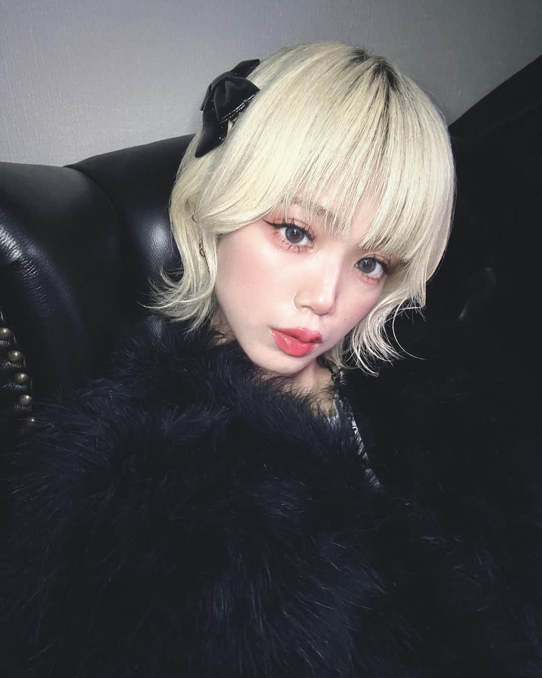 ハナエのインスタグラム：「🖤🖤🖤 ⁡ ⁡ 数年ぶりにまつえくつけました🐈‍⬛ 束感あるドーリーなまつえくが気になってて…♡ 下まつげもつけてもらったのでメイクがとっても楽です。 まつげのデザインで顔の作画変わって楽しい！ ⁡ ⁡ @neroli_by_8ist でお願いしたのだけど、 たくさん相談に乗ってもらって仕上がりも大満足だし、 メイクや髪のお直し道具もたくさんあって超親切なサロンでした🥹 ⁡ ⁡ #マツエク #neroliby8ist」