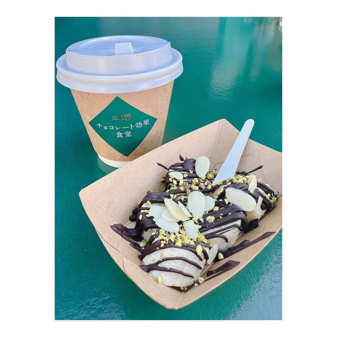 MINAさんのインスタグラム写真 - (MINAInstagram)「明治さんの #チョコレート効果食堂 🍫 お邪魔してきました💚 普段から大好きで食べてるのでテンション上がりました🥹 . キッチンカー緑で可愛かったなあ💚💚 ホットチョコもチョコ効果バナナも美味しかったです🍫😋 YouTubeも出演させていただいたのでまた告知しますね❤️ はぁぁあ、チョコ存分に堪能できて幸せな日だった、、 #チョコレート効果」12月3日 21時04分 - mina_gf_band