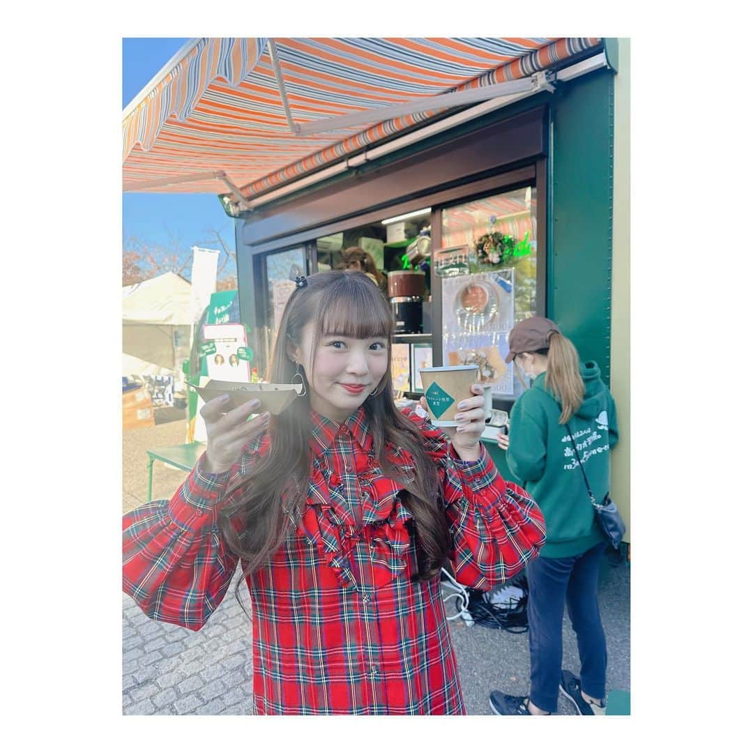 MINAさんのインスタグラム写真 - (MINAInstagram)「明治さんの #チョコレート効果食堂 🍫 お邪魔してきました💚 普段から大好きで食べてるのでテンション上がりました🥹 . キッチンカー緑で可愛かったなあ💚💚 ホットチョコもチョコ効果バナナも美味しかったです🍫😋 YouTubeも出演させていただいたのでまた告知しますね❤️ はぁぁあ、チョコ存分に堪能できて幸せな日だった、、 #チョコレート効果」12月3日 21時04分 - mina_gf_band