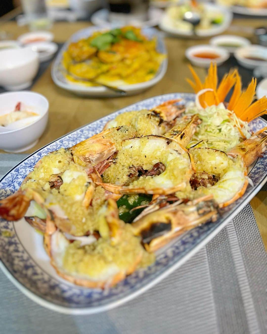 石倉侑芽さんのインスタグラム写真 - (石倉侑芽Instagram)「Pattaya♡  パタヤでの夜ご飯🇹🇭 ウォーキングストリートっていう 賑わったところに連れていってもらってそこで夜ご飯🍽️  ふらっと入ったお店がすごく雰囲気良くて ご飯も全部おいしくて最高だった〜♡  しかもちょうどパタヤでお祭りやってて ご飯食べながら花火もみれたの🥺  幸せな時間でした〜(❁´◡`❁) 位置情報分からなかったのでお店の看板載せておきます✨  #ゆめちんコーデ#ゆめちんぶらり旅#タイ料理#タイ旅行#Pattaya#パタヤ#バンコク#海外旅行#パタヤグルメ#パタヤ旅行」12月3日 21時04分 - yume8115