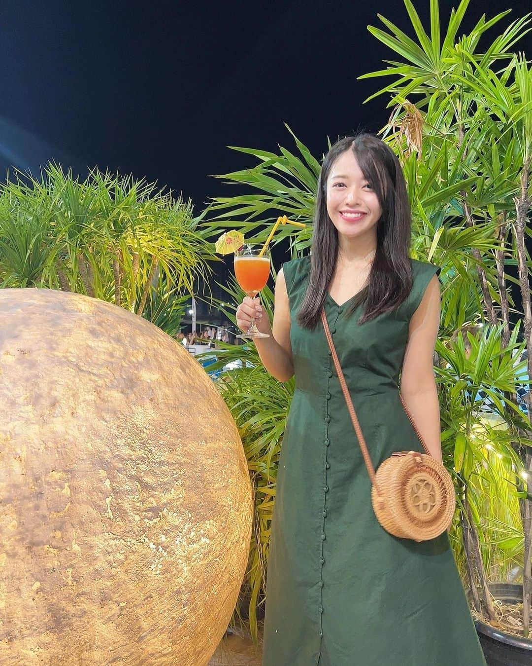 石倉侑芽のインスタグラム：「Pattaya♡  パタヤでの夜ご飯🇹🇭 ウォーキングストリートっていう 賑わったところに連れていってもらってそこで夜ご飯🍽️  ふらっと入ったお店がすごく雰囲気良くて ご飯も全部おいしくて最高だった〜♡  しかもちょうどパタヤでお祭りやってて ご飯食べながら花火もみれたの🥺  幸せな時間でした〜(❁´◡`❁) 位置情報分からなかったのでお店の看板載せておきます✨  #ゆめちんコーデ#ゆめちんぶらり旅#タイ料理#タイ旅行#Pattaya#パタヤ#バンコク#海外旅行#パタヤグルメ#パタヤ旅行」