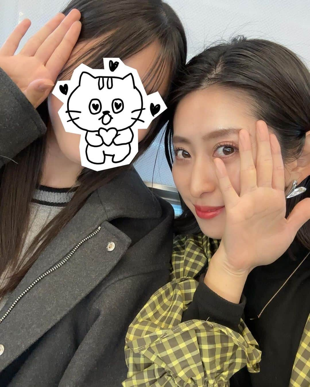 木本史子のインスタグラム：「⁡ ⁡ ⁡ 娘と♥️♥️♥️ ⁡ ⁡ 娘の顔が小さすぎて、 ちょと後ろさがってーさꉂꉂ😁 ってなった‪‪‪w‪w‪w ⁡ ⁡ ⁡ ⁡ ⁡ ⁡ #12歳娘 #12歳 #12歳ママ #12歳女の子 #中学1年生 ⁡ ⁡」