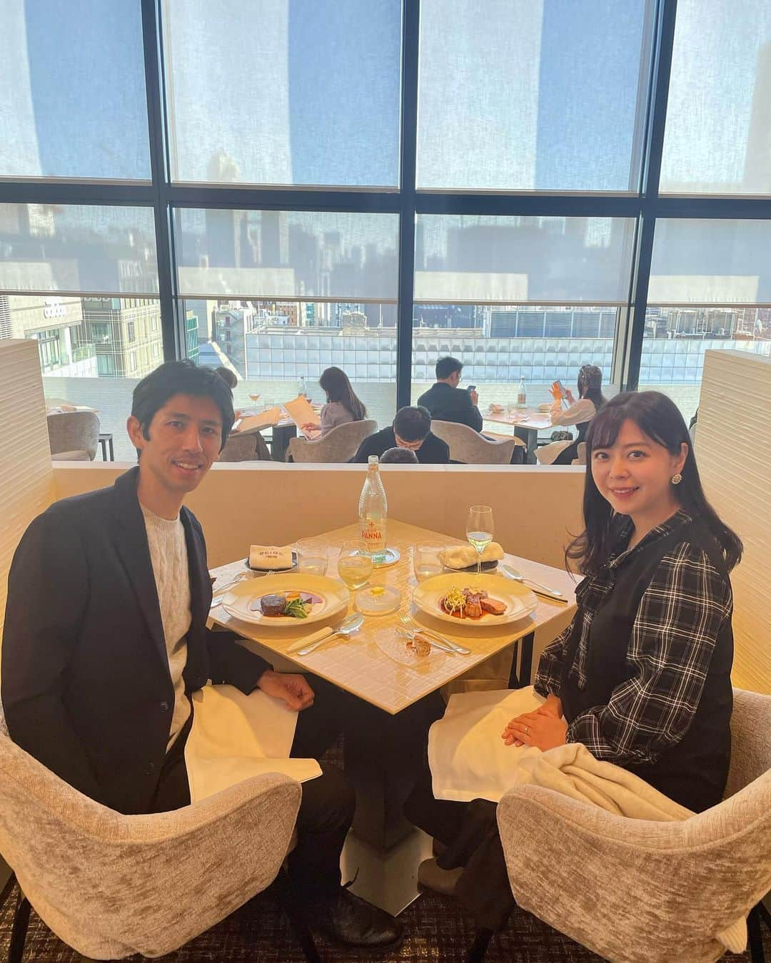 上杉桜子のインスタグラム：「今日は子供達を母に預け、久しぶりに2人でデートしました🥰 ありがたいことに結婚10周年のお祝いとしてシャネルからBEIGEでのランチをプレゼントして頂いたんです🥂🙏 ランチは最高に美味しく幸せなひと時でしたが、子供達がいないとなんだか手持ち無沙汰というか静かすぎるし、結局話すことも子供のことばかりで、食後は娘の好物のクリームパンをキムラヤで買ってすぐに帰りました🥹💖  それでも久しぶりに夫婦水入らずの時間は楽しかったな🥰  #結婚10周年 #CHANEL #BEIGE #ランチ #夫婦水入らず #きむらや #娘はクリームパンが好き #私はけしと桜が好き #デート中もＪリーグのチェックに余念がない夫」