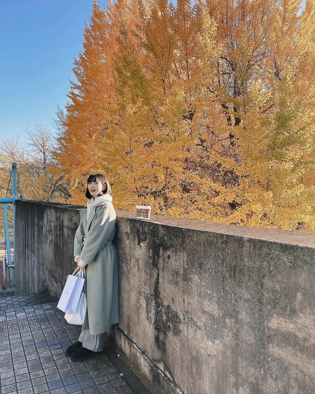 森貴美子のインスタグラム：「昨日は中華街〜元町〜山下公園〜日本大通りを散歩🚶 銀杏並木が見頃でした。  コート @midiumisolid_official  バッグ　@vasic_japan  デニム　@mecre_official  靴　@uggjapan」