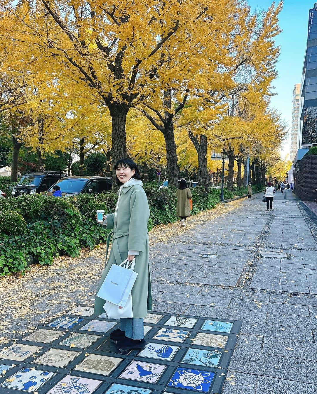 森貴美子さんのインスタグラム写真 - (森貴美子Instagram)「昨日は中華街〜元町〜山下公園〜日本大通りを散歩🚶 銀杏並木が見頃でした。  コート @midiumisolid_official  バッグ　@vasic_japan  デニム　@mecre_official  靴　@uggjapan」12月3日 21時06分 - morikimi_morikimi